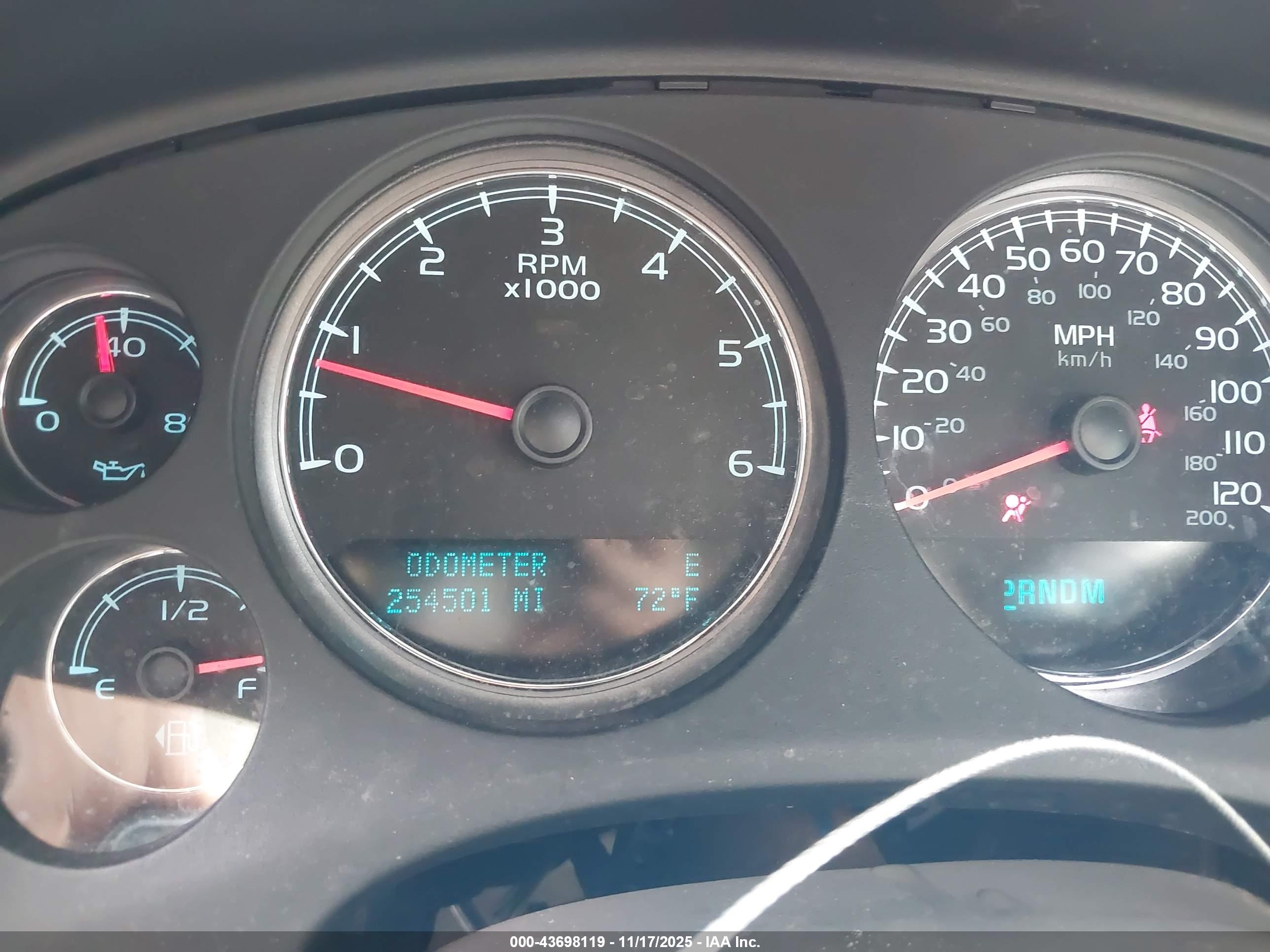 CHEVROLET SUBURBAN image 7