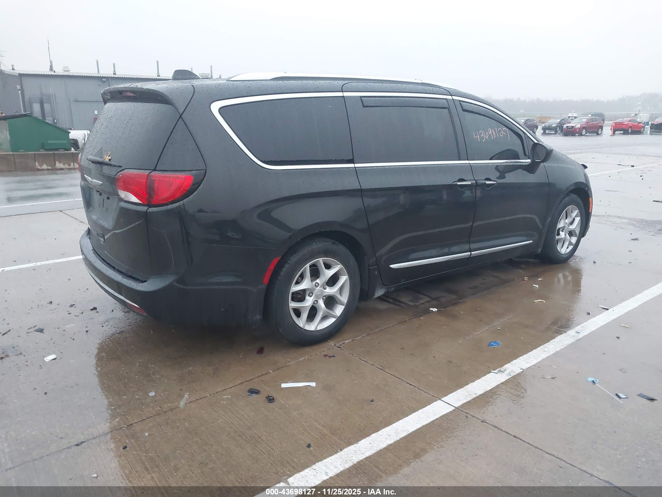 CHRYSLER PACIFICA image 4