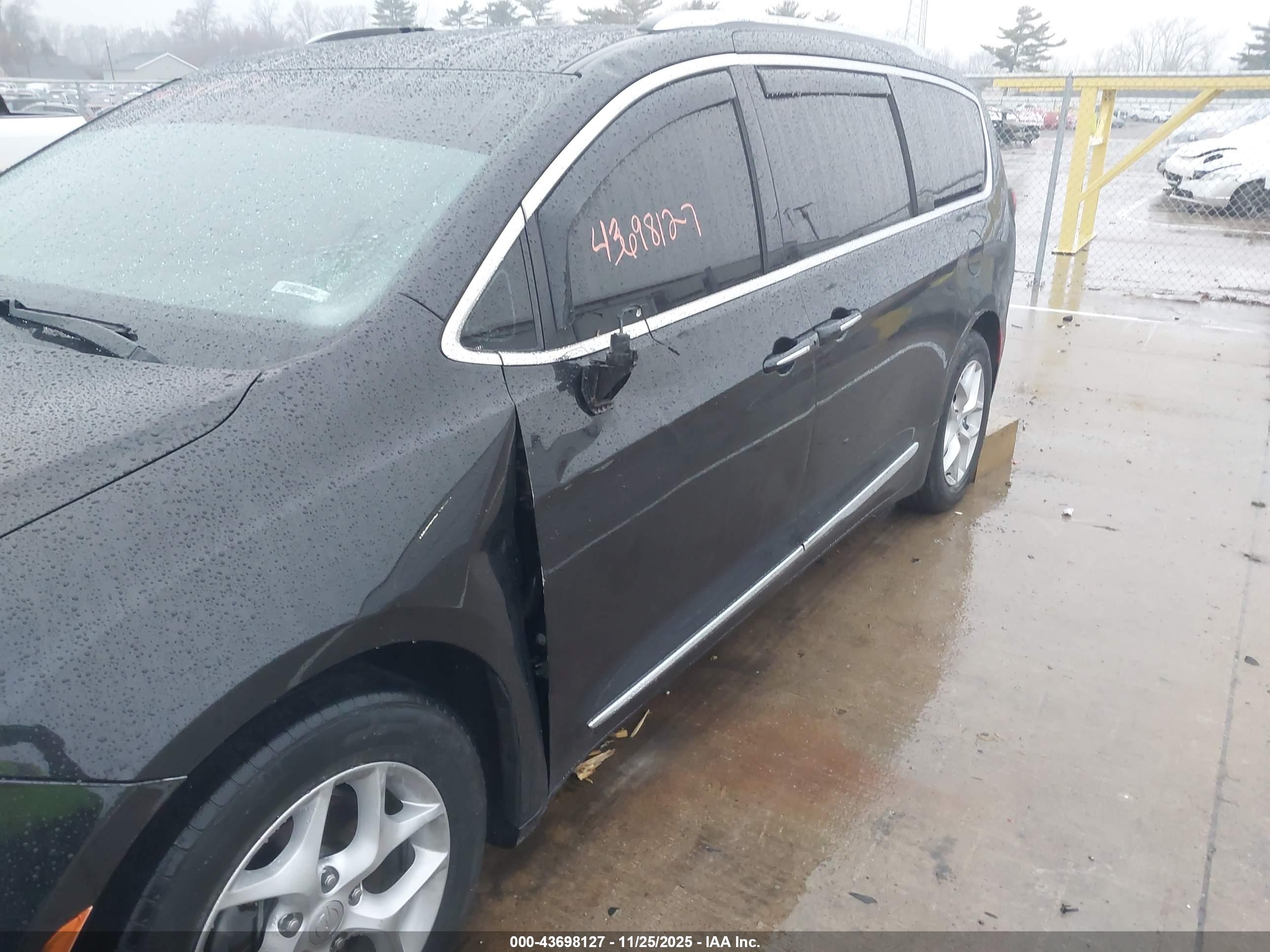 CHRYSLER PACIFICA image 6