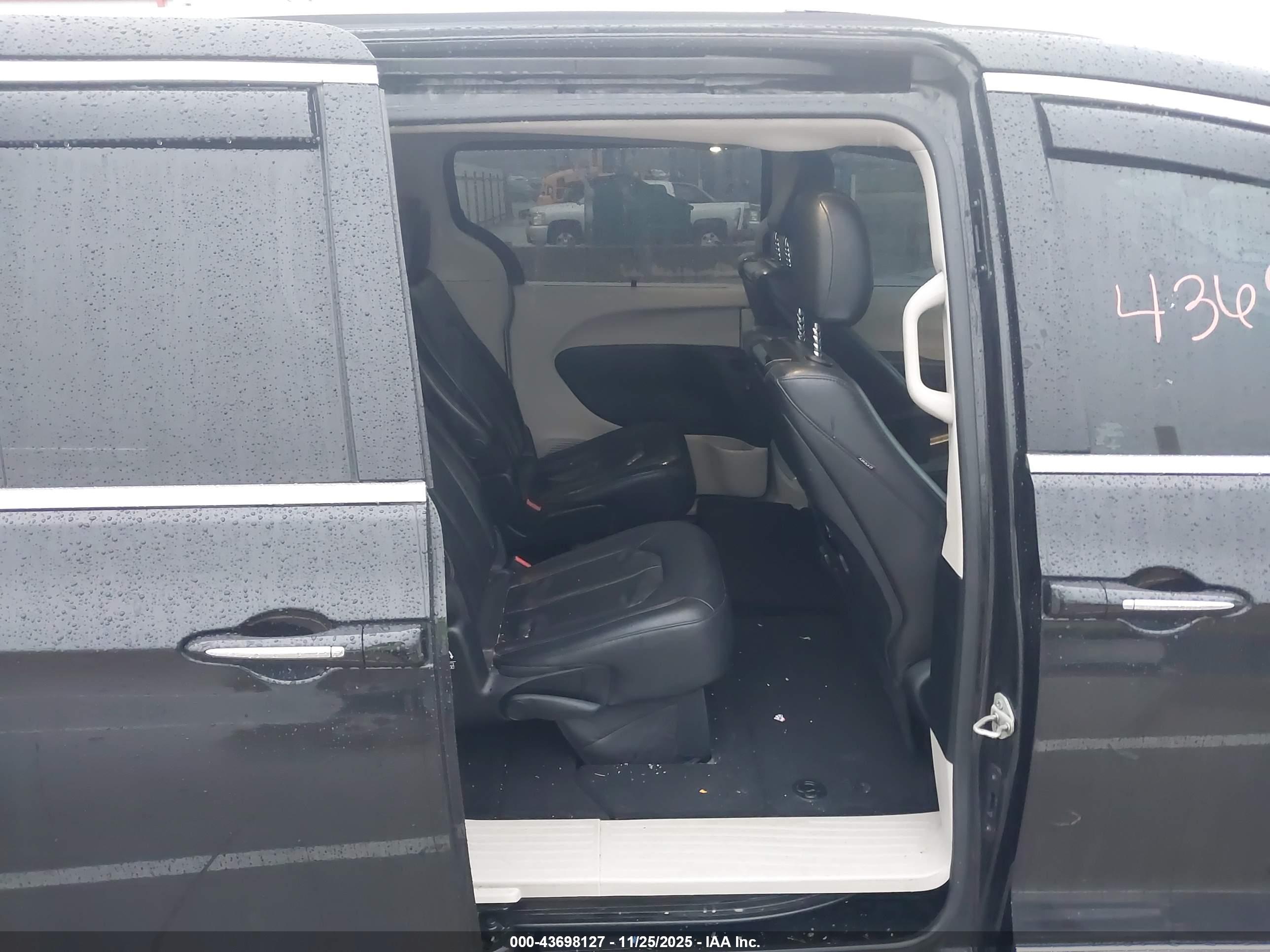 CHRYSLER PACIFICA image 8