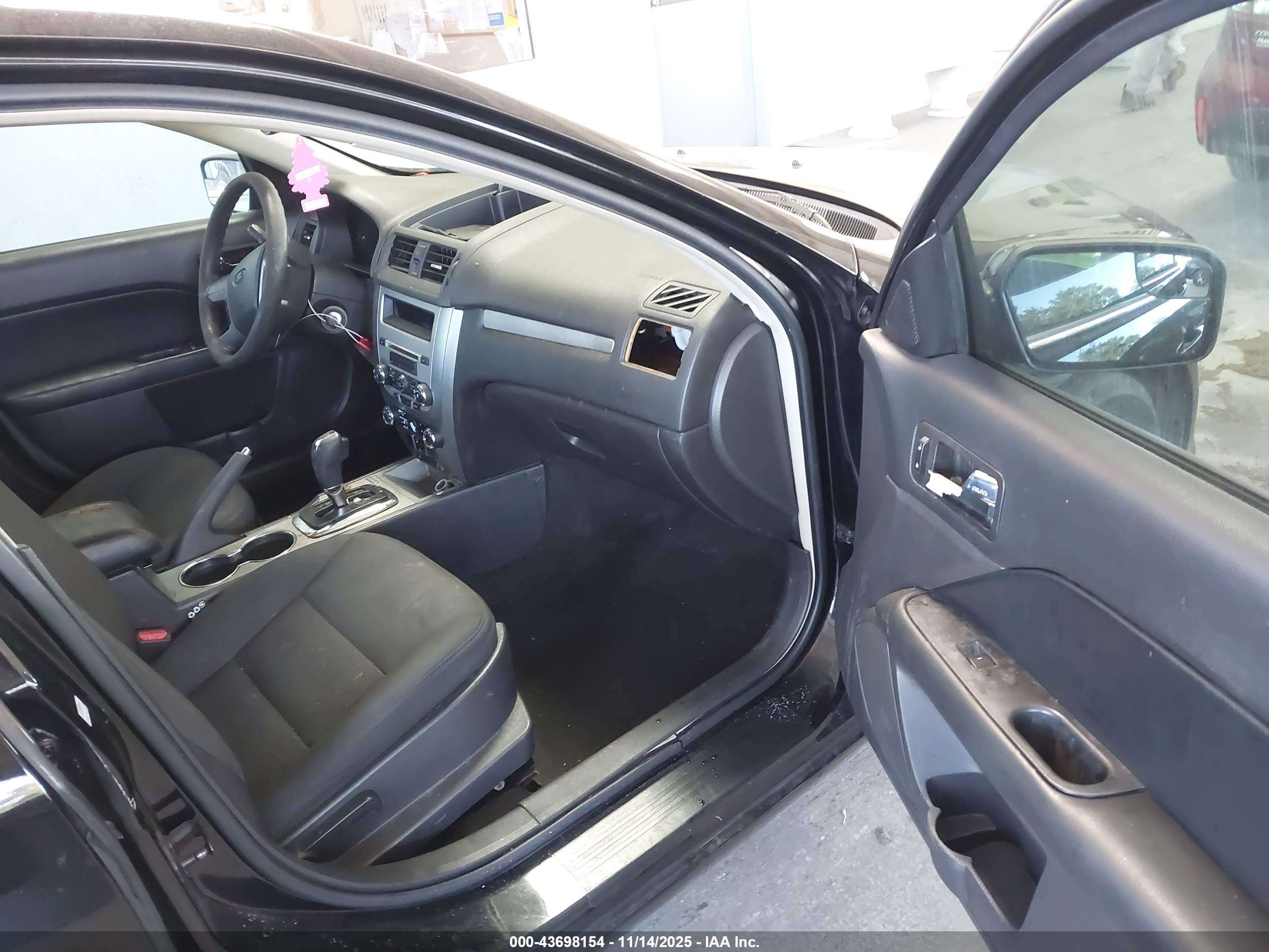 FORD FUSION image 5