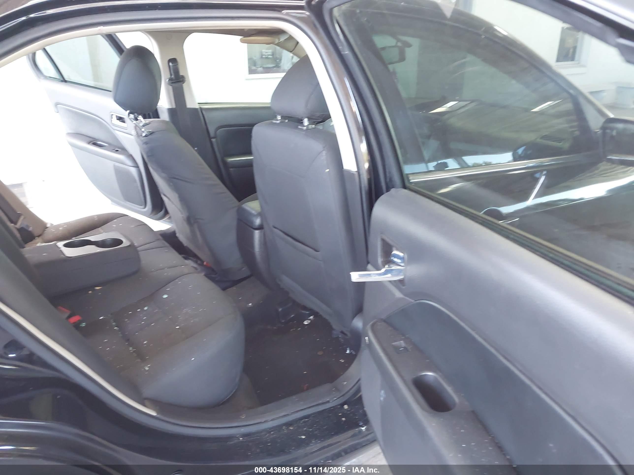 FORD FUSION image 8