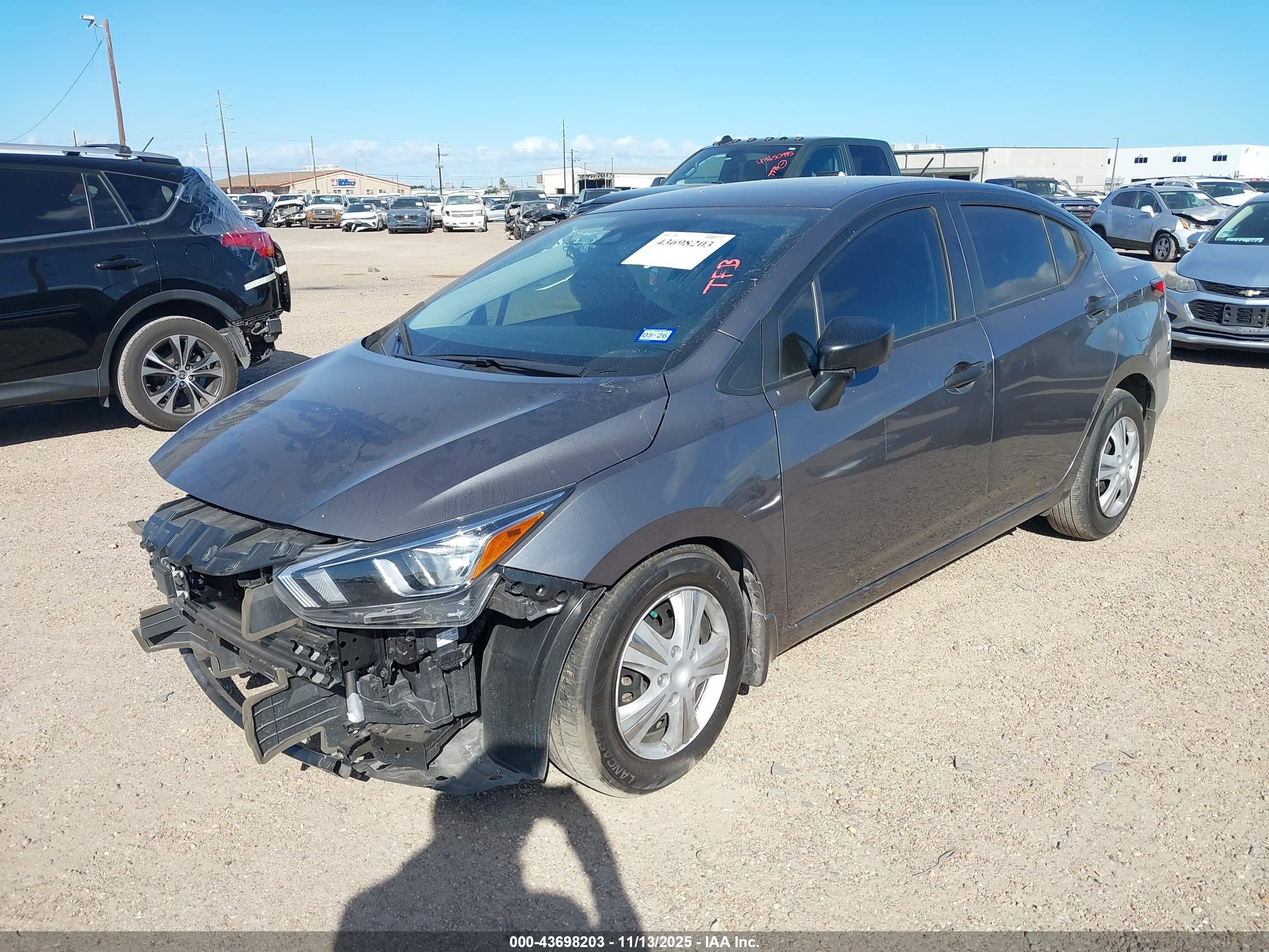 NISSAN VERSA image 2