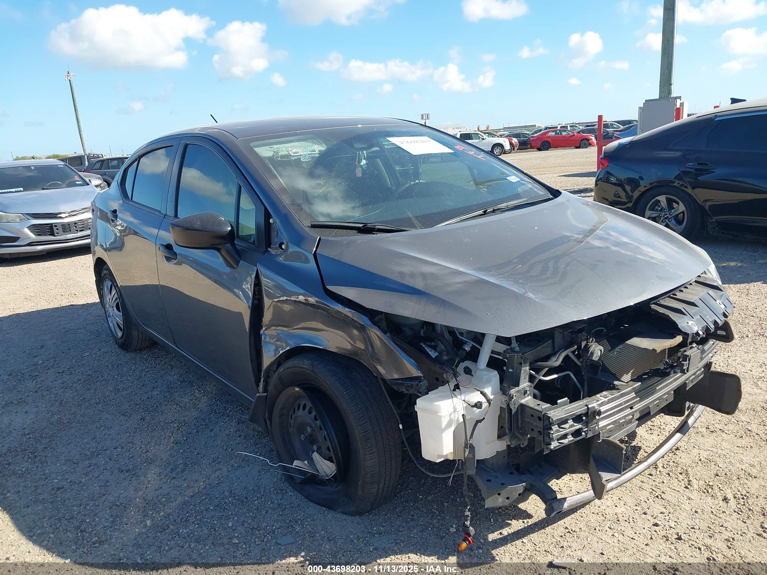 NISSAN VERSA image 6