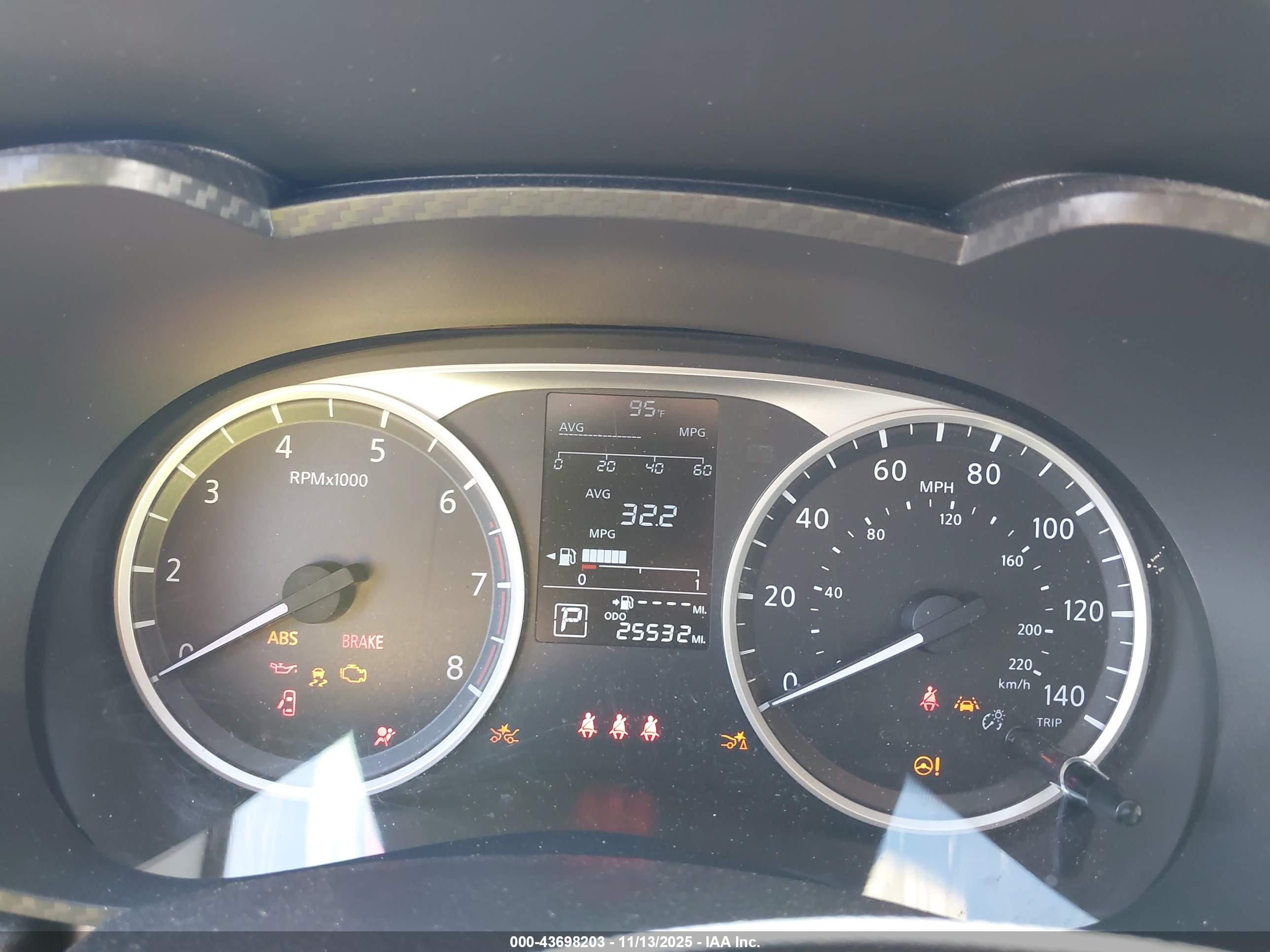NISSAN VERSA image 7