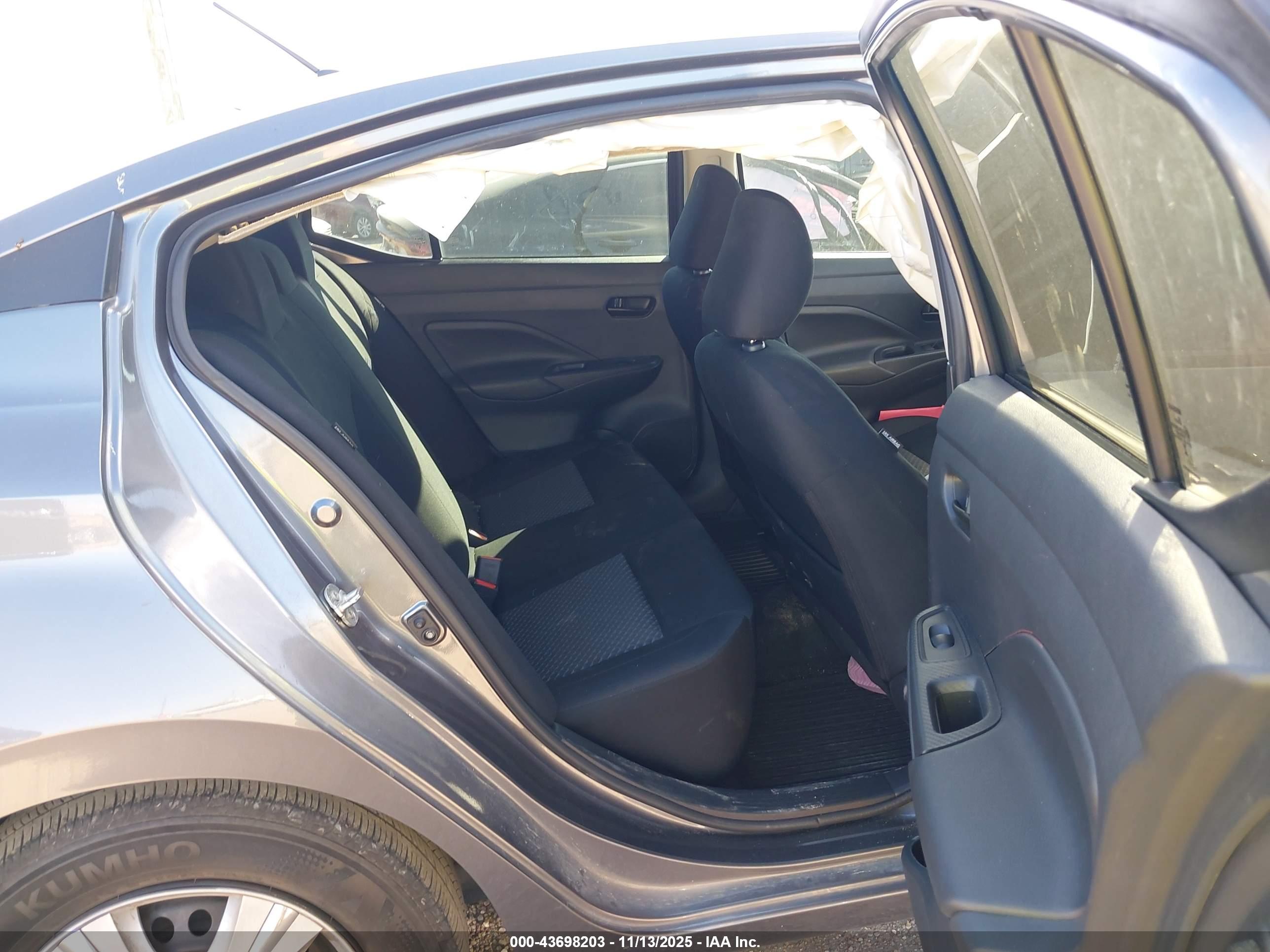 NISSAN VERSA image 8