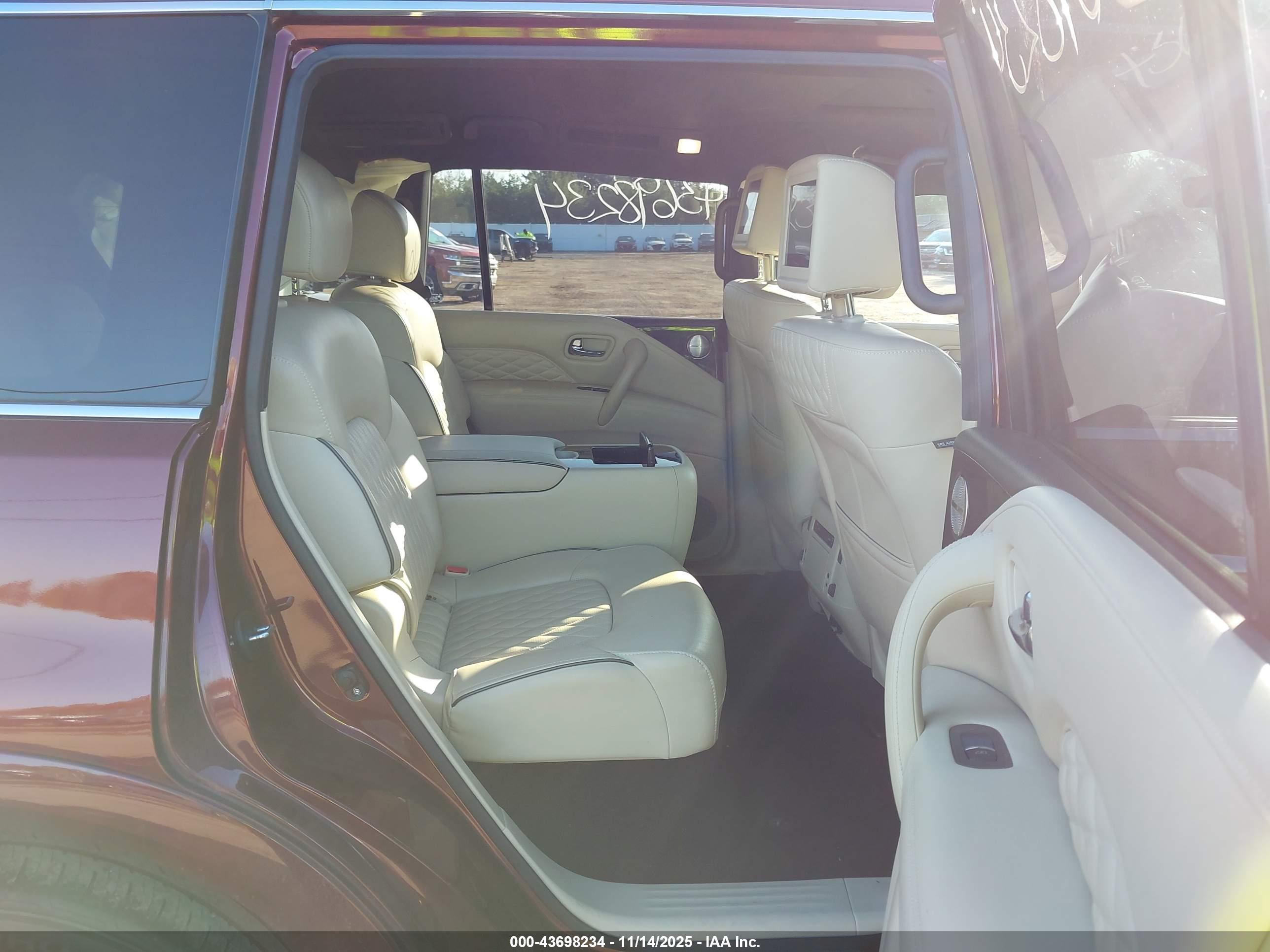 INFINITI QX80 image 8