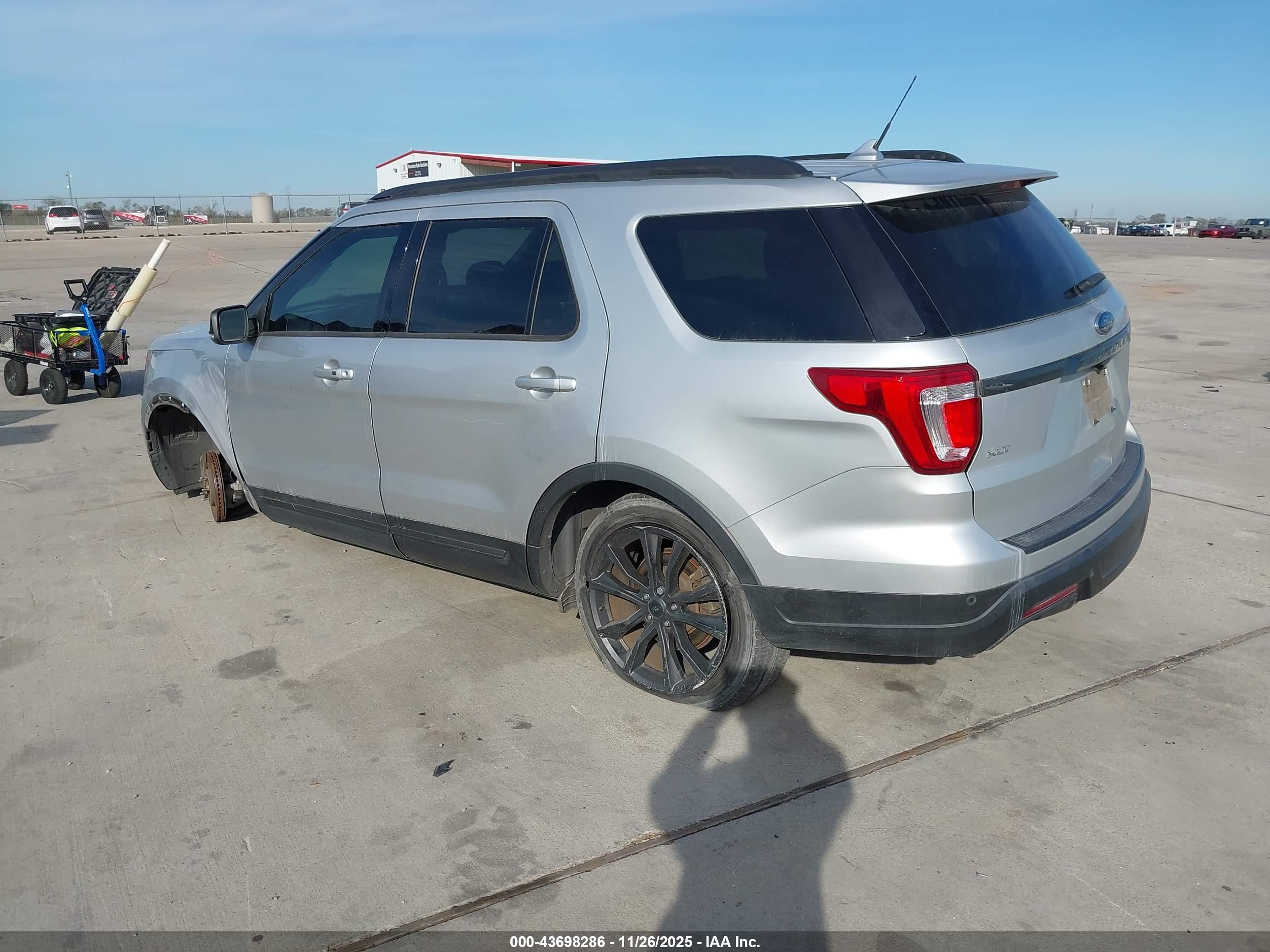 FORD EXPLORER image 3