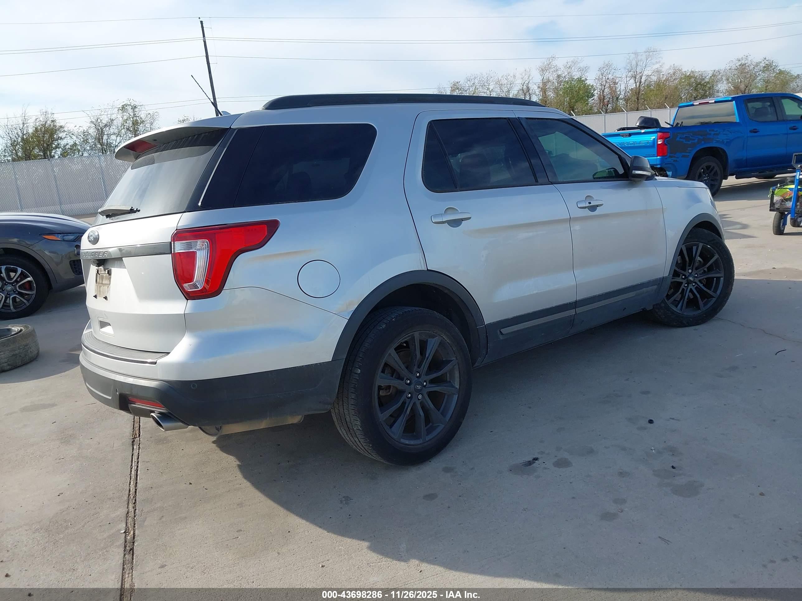FORD EXPLORER image 4