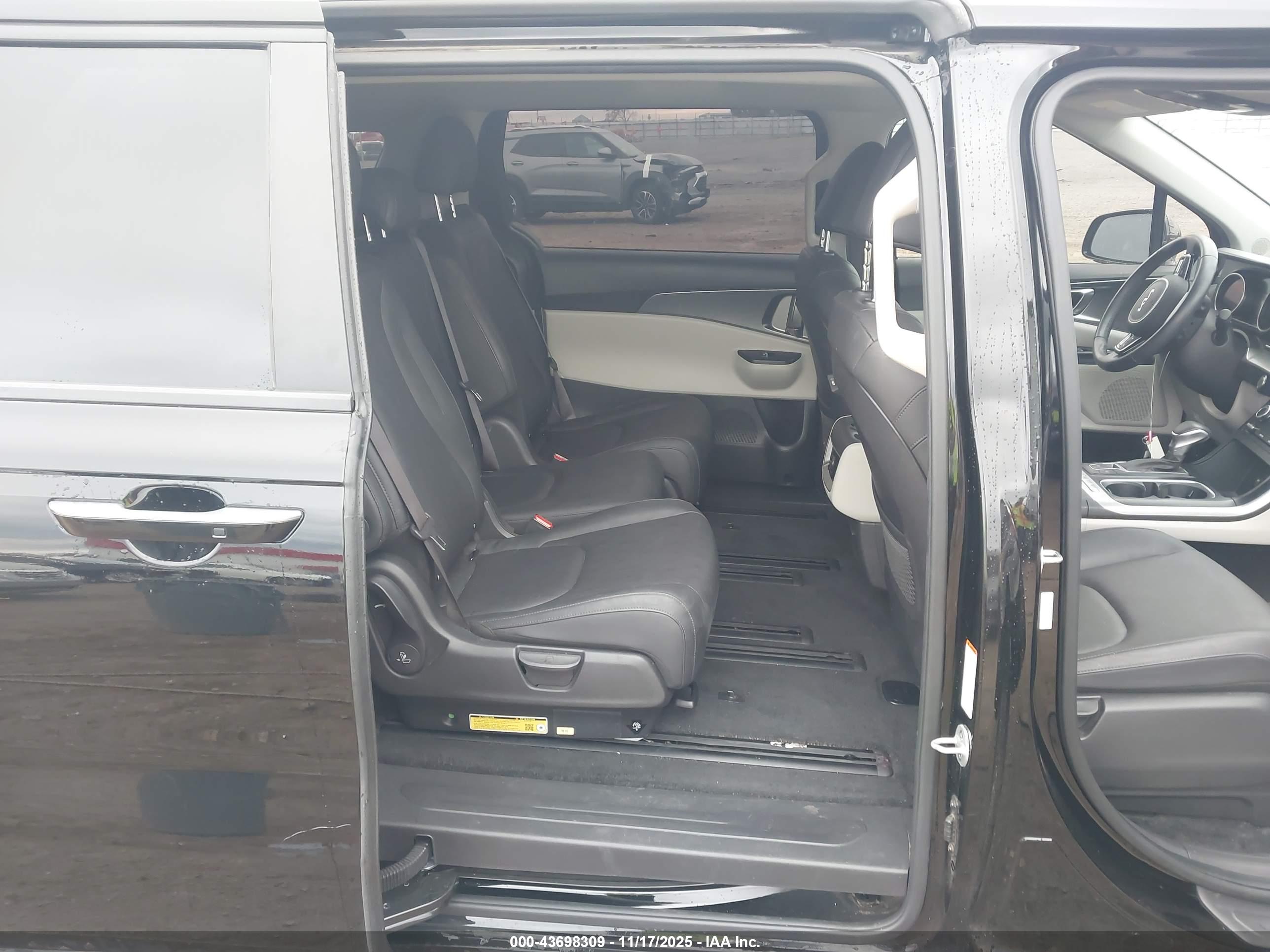 KIA CARNIVAL image 8