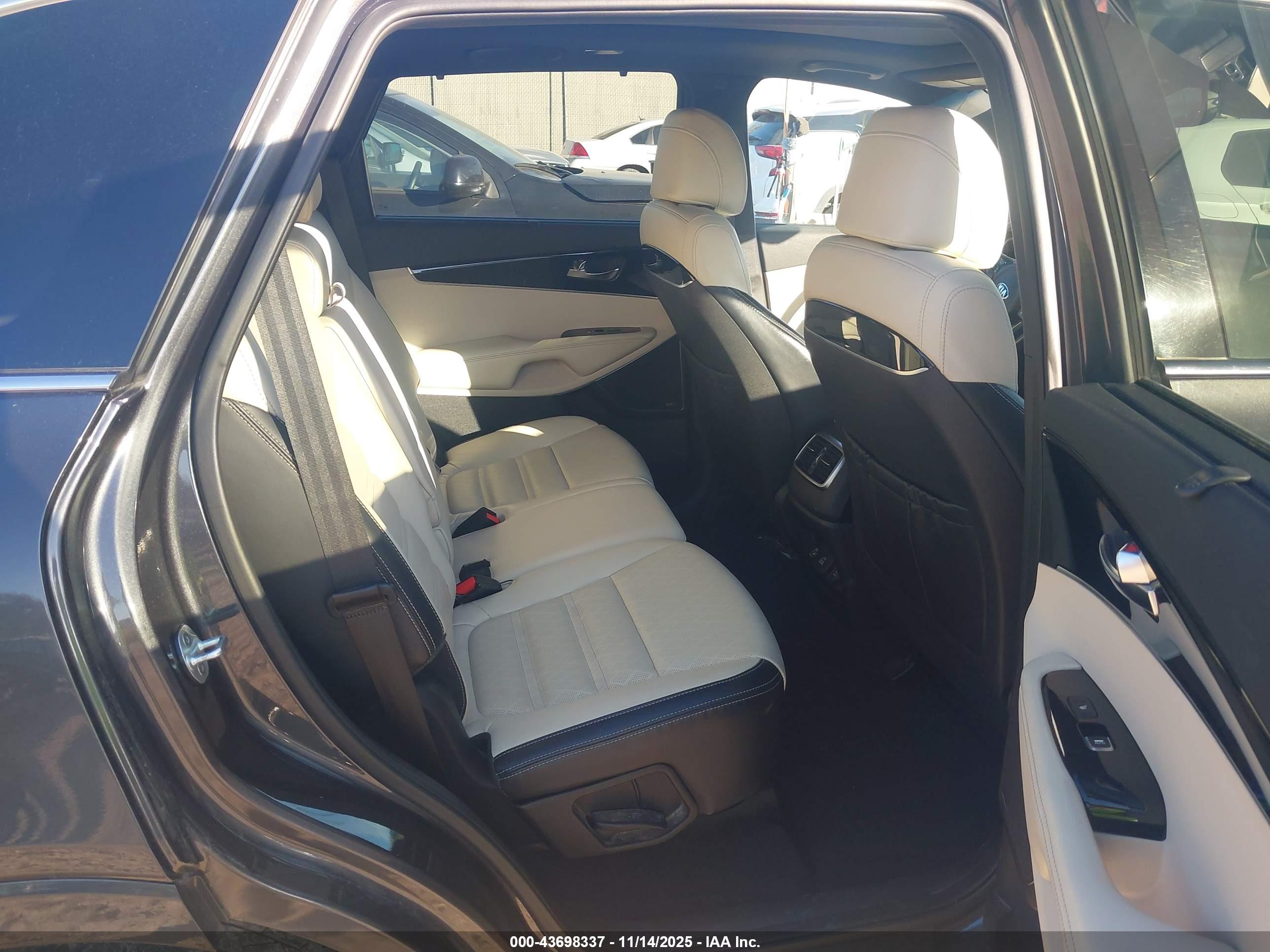 KIA SORENTO image 8