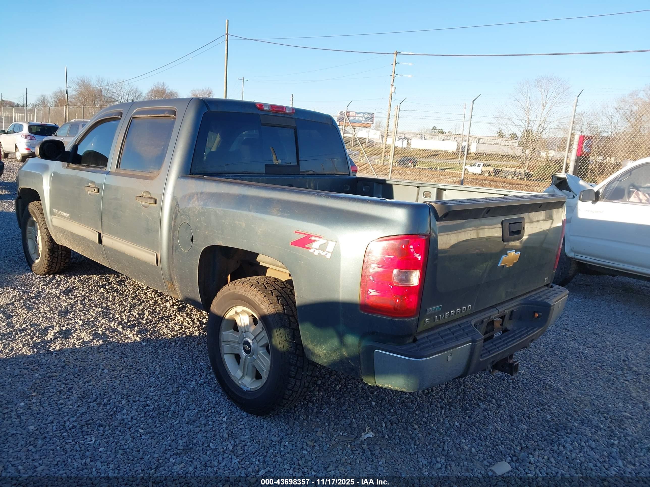CHEVROLET SILVERADO image 3