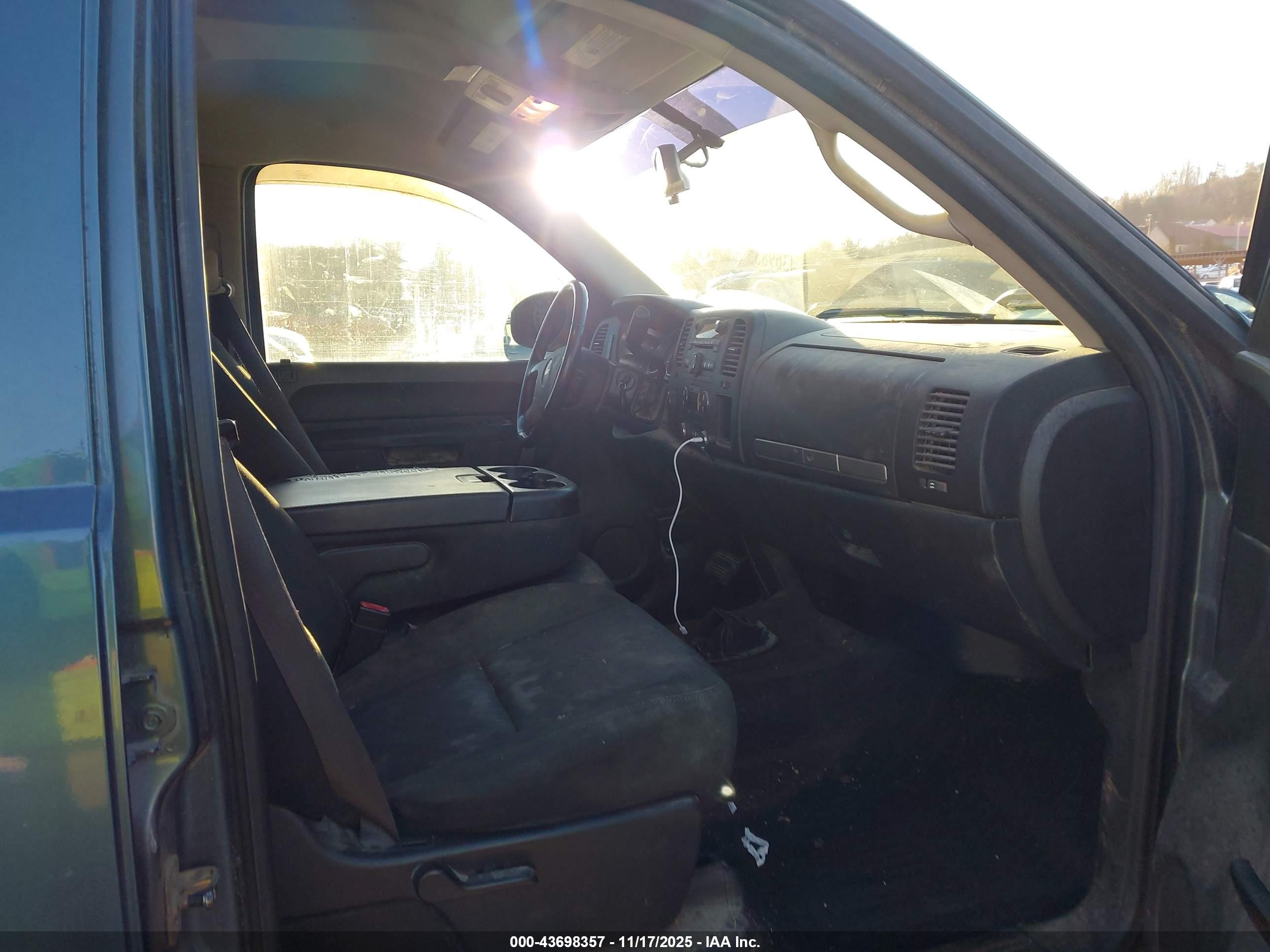 CHEVROLET SILVERADO image 5