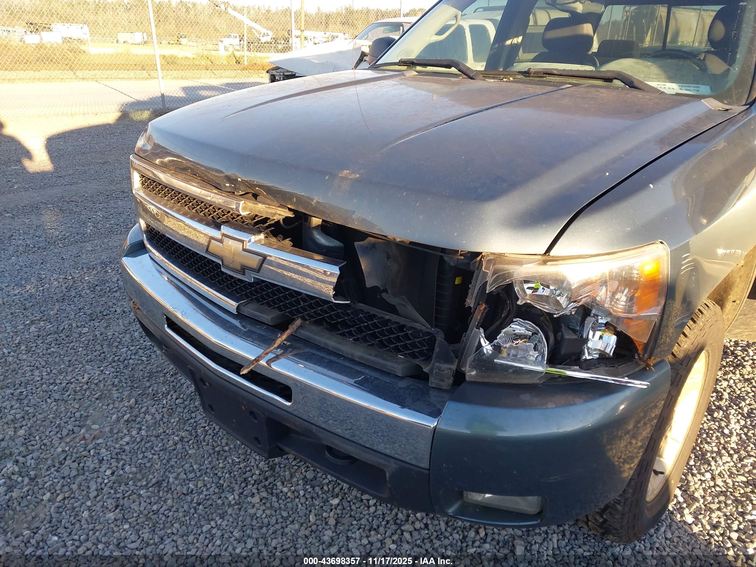 CHEVROLET SILVERADO image 6