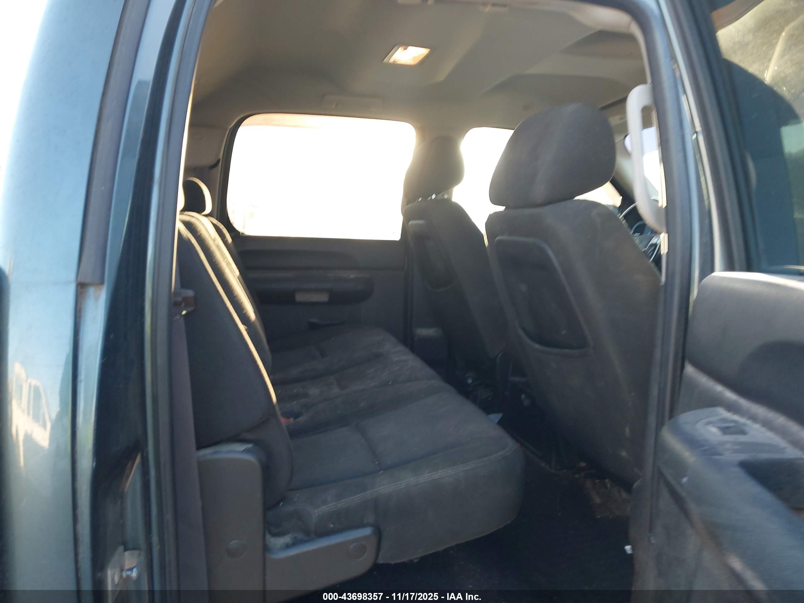 CHEVROLET SILVERADO image 8