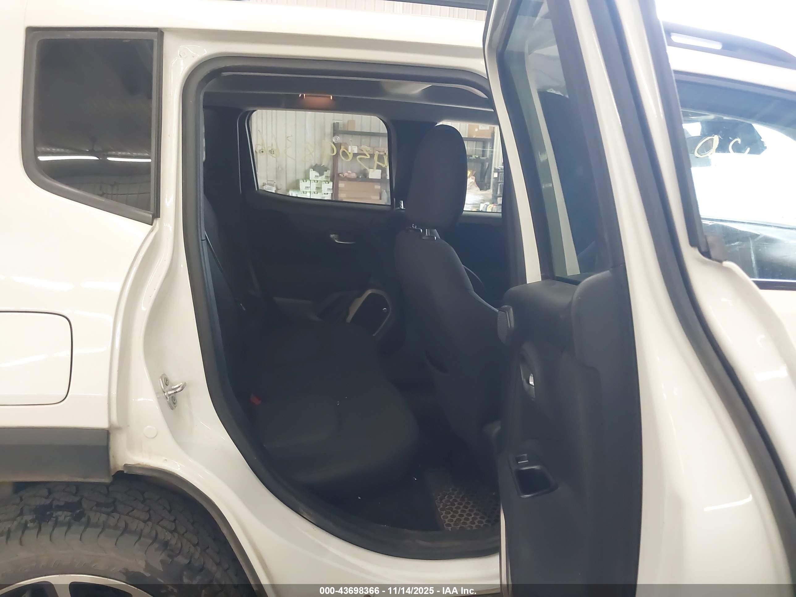 JEEP RENEGADE image 8