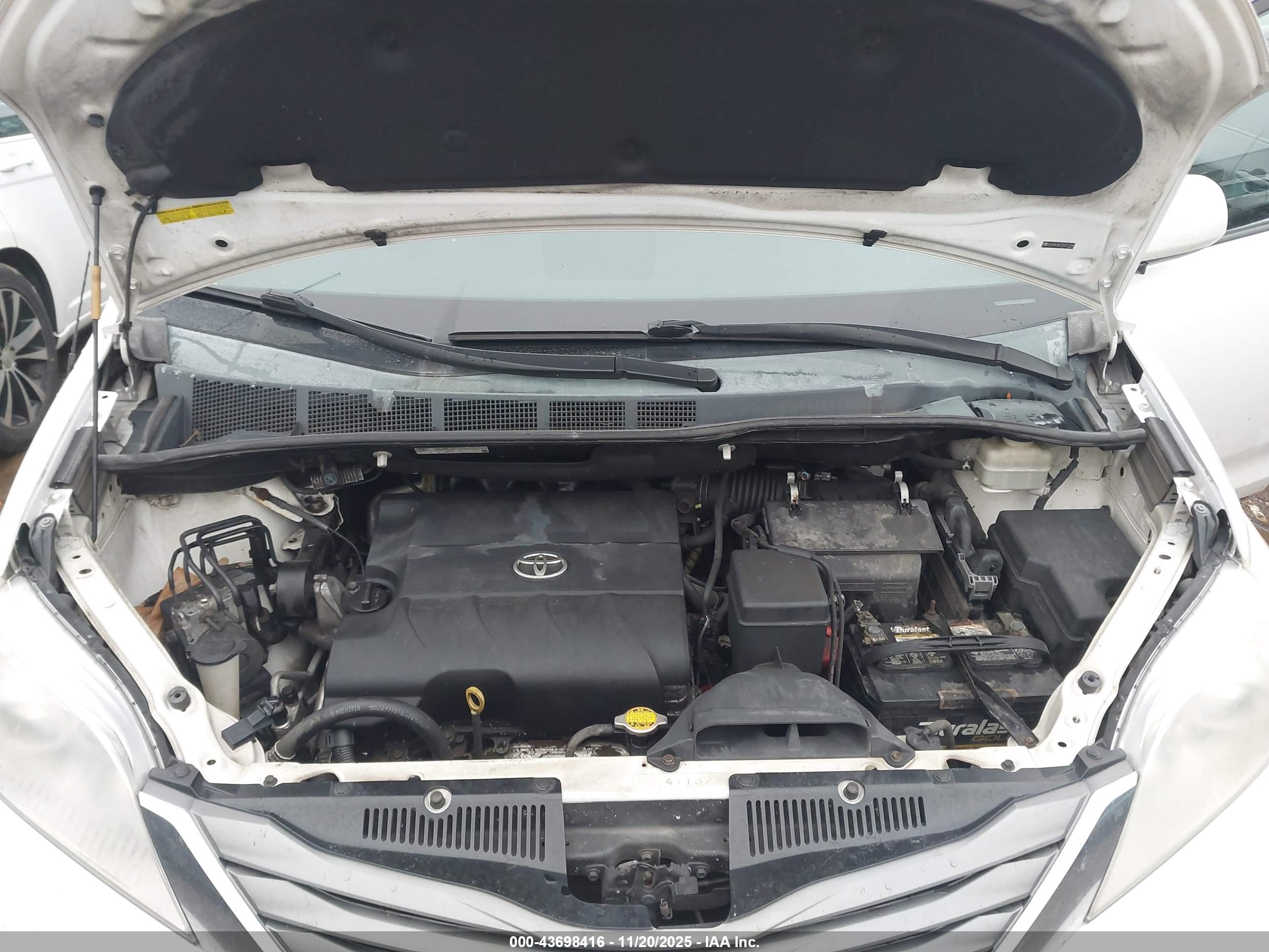 TOYOTA SIENNA image 10
