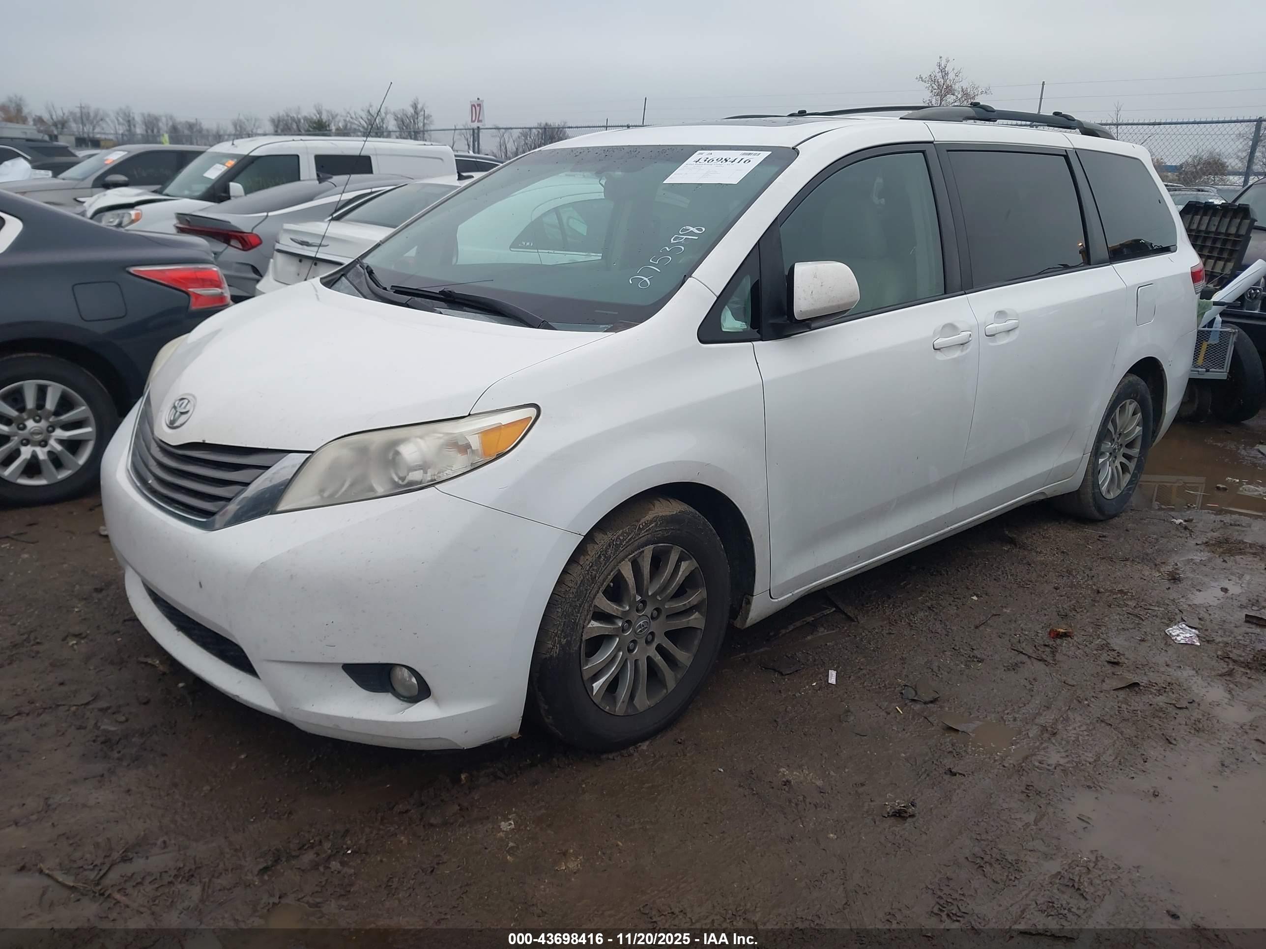 TOYOTA SIENNA image 2