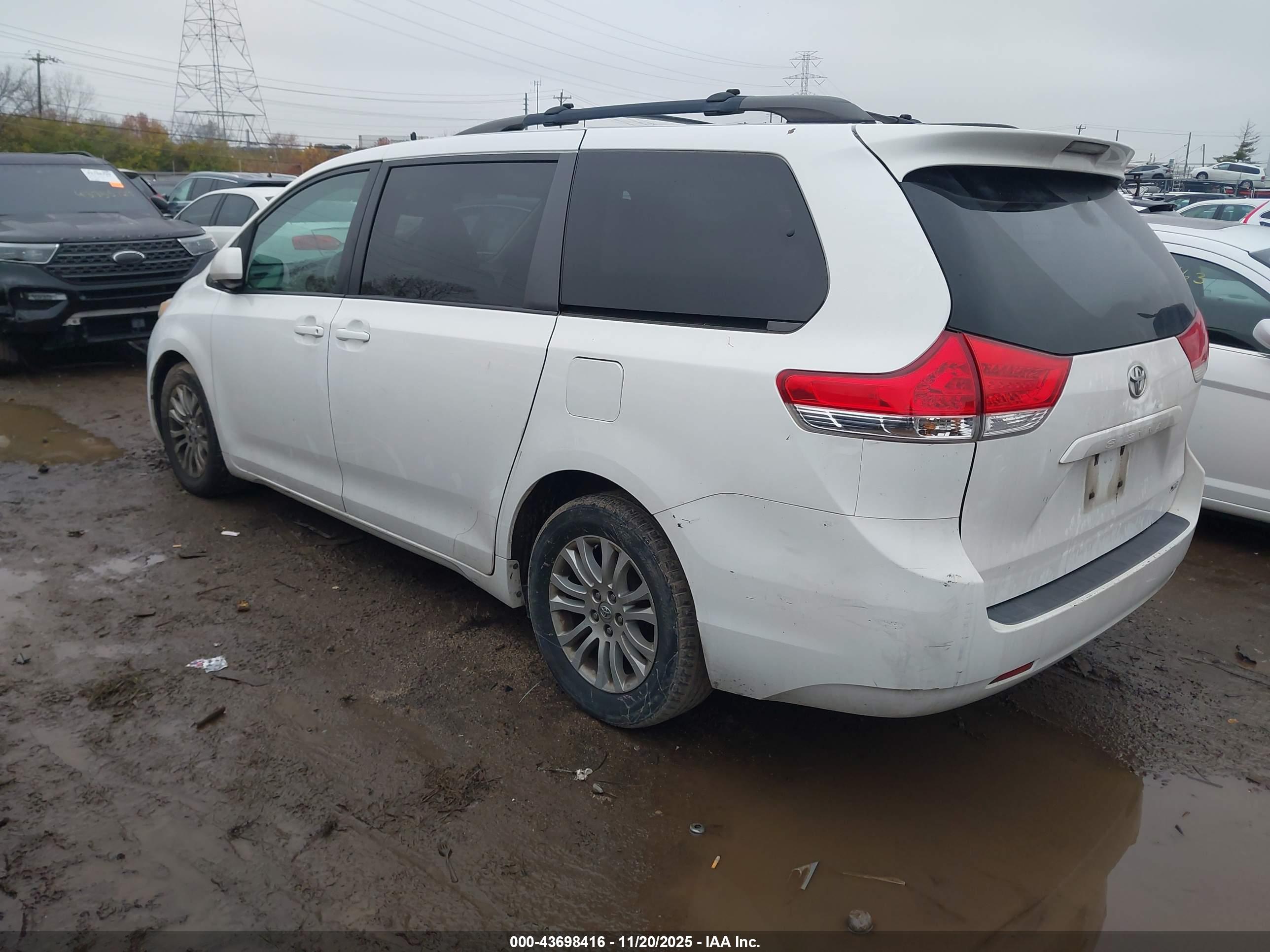 TOYOTA SIENNA image 3