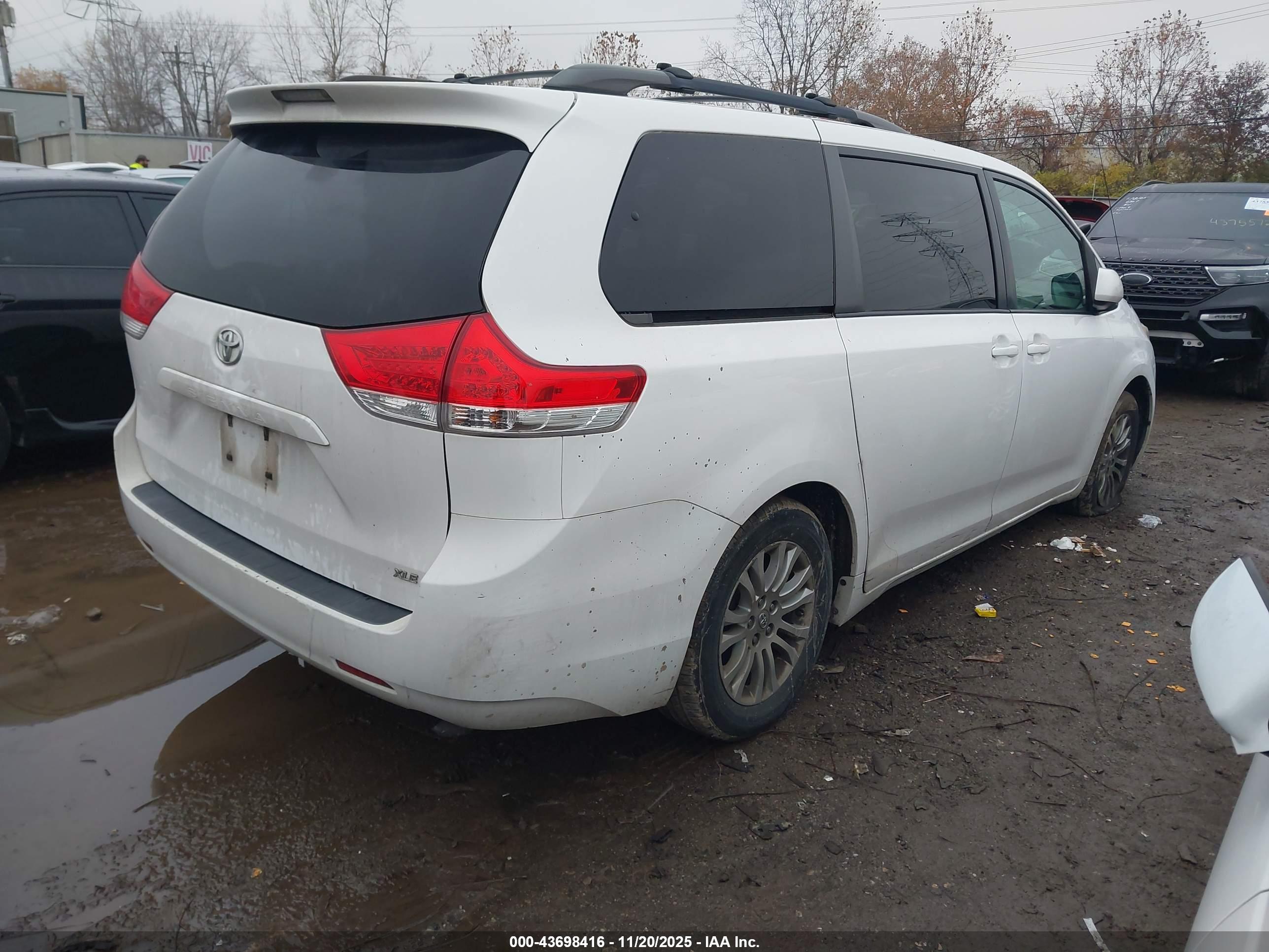 TOYOTA SIENNA image 4