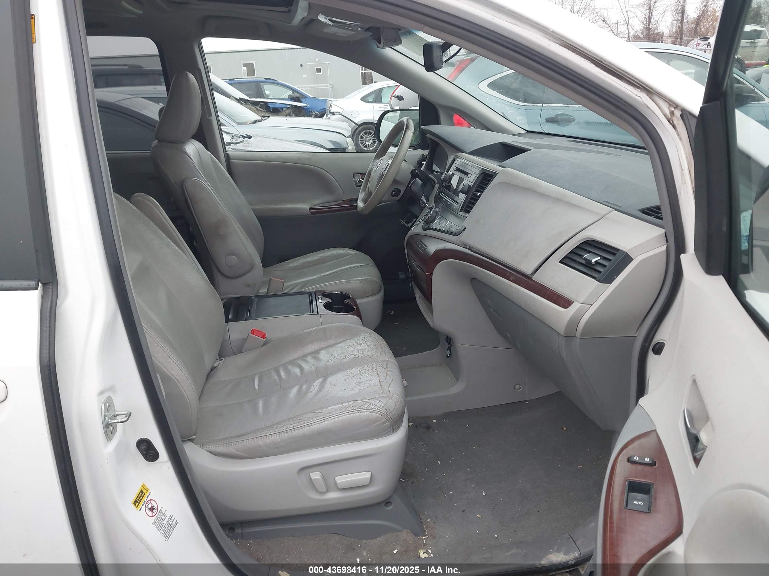 TOYOTA SIENNA image 5