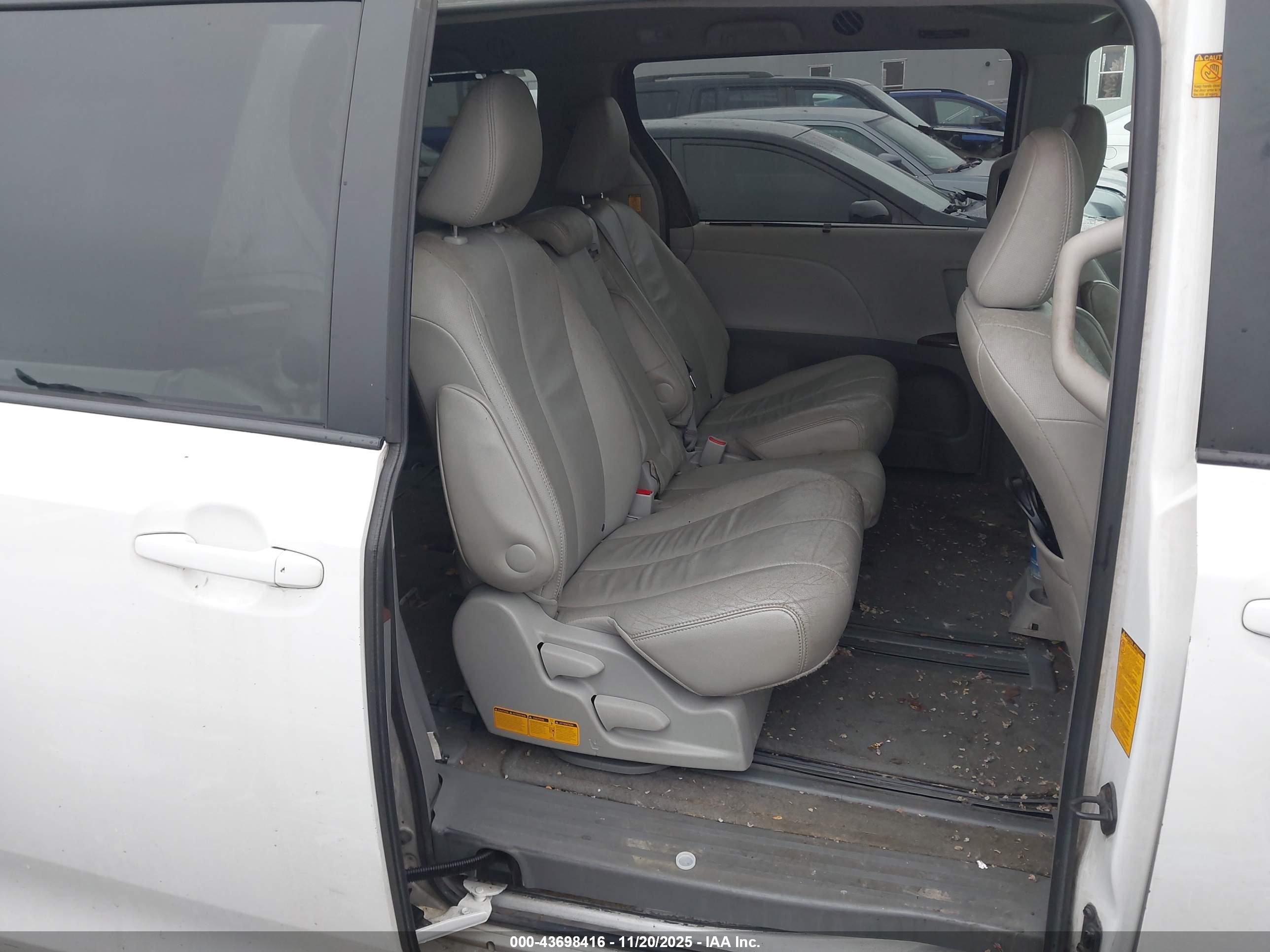 TOYOTA SIENNA image 8