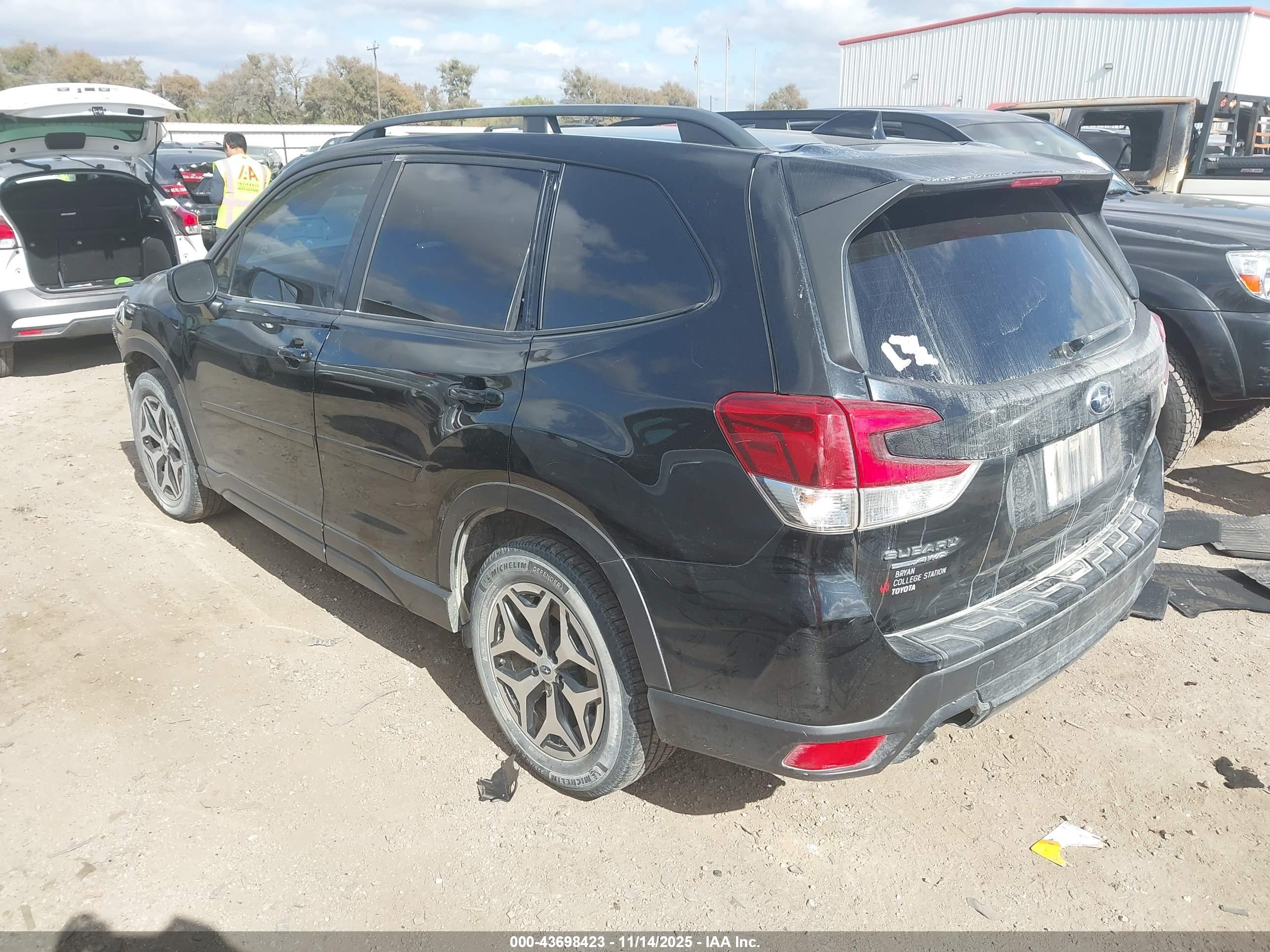 SUBARU FORESTER image 3
