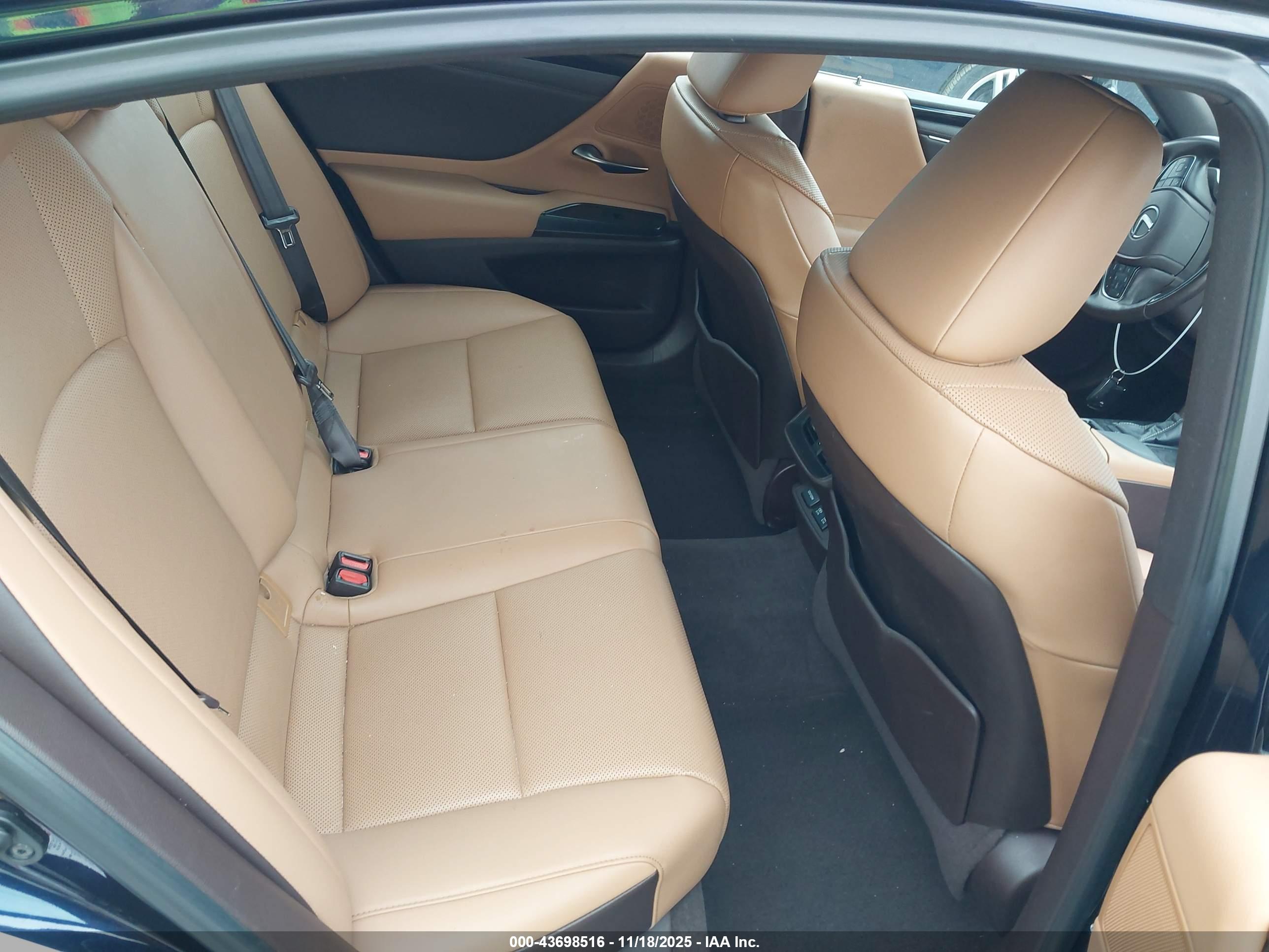 LEXUS ES image 8