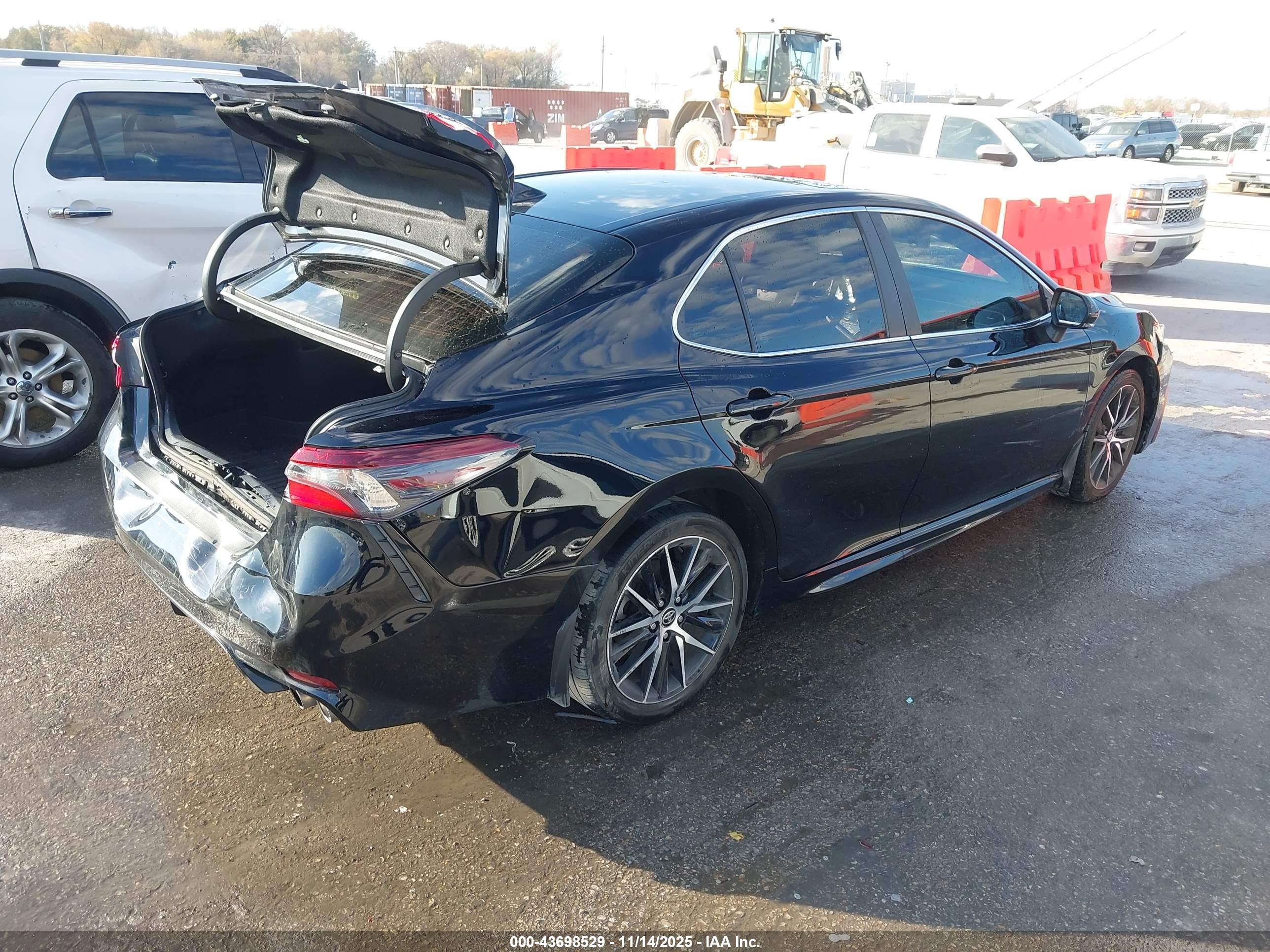 TOYOTA CAMRY image 4