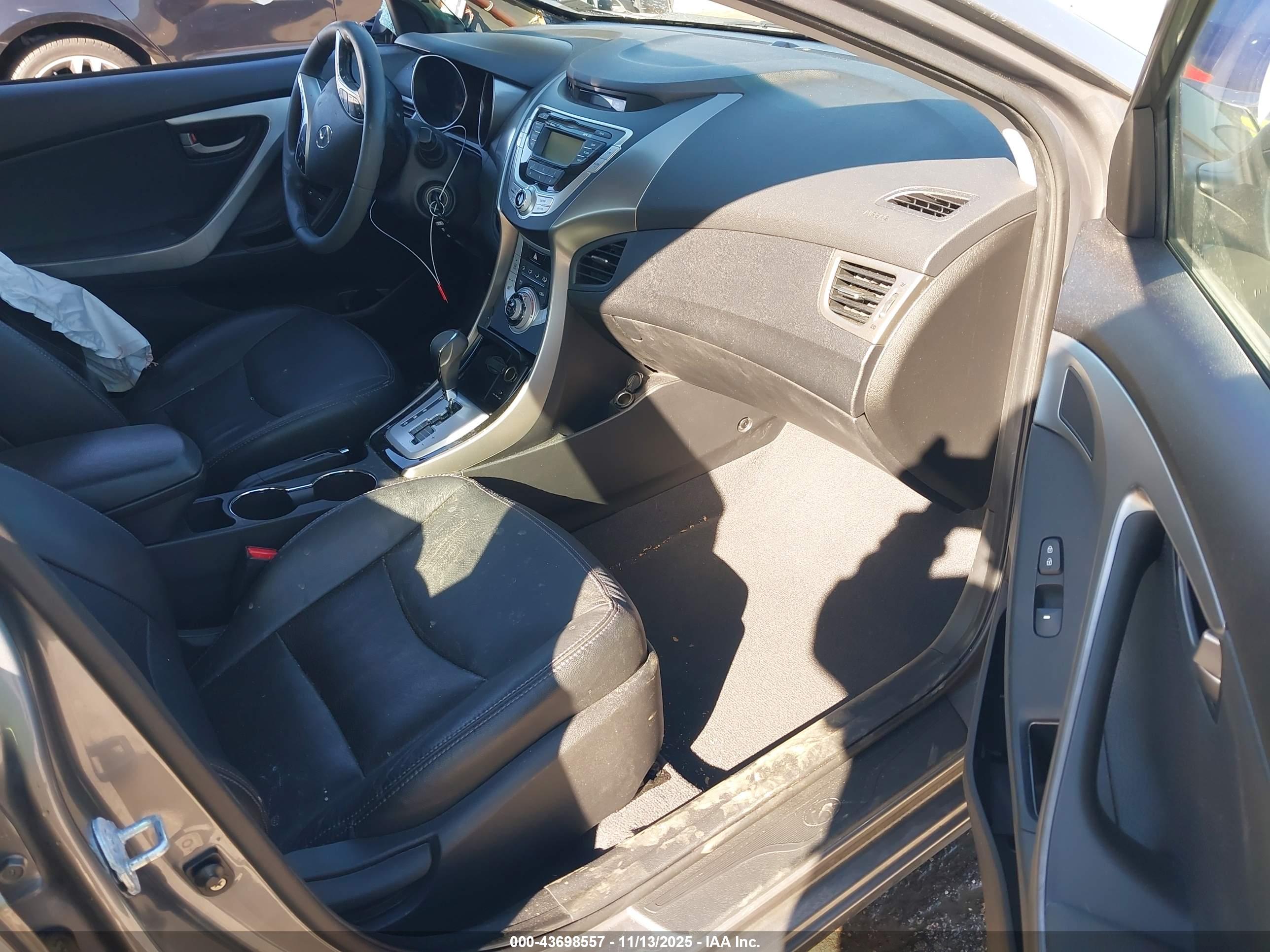 HYUNDAI ELANTRA image 5