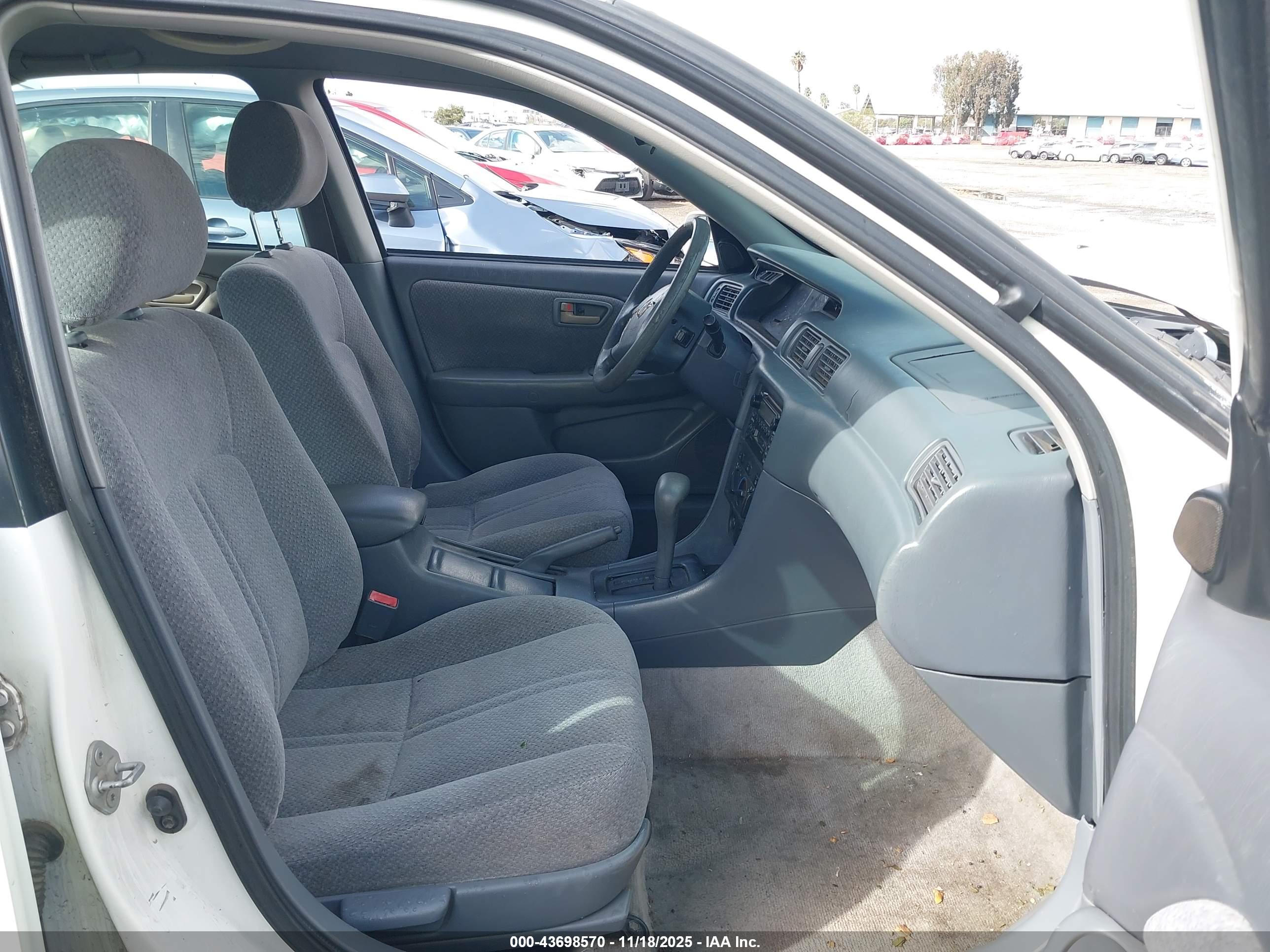TOYOTA CAMRY image 5