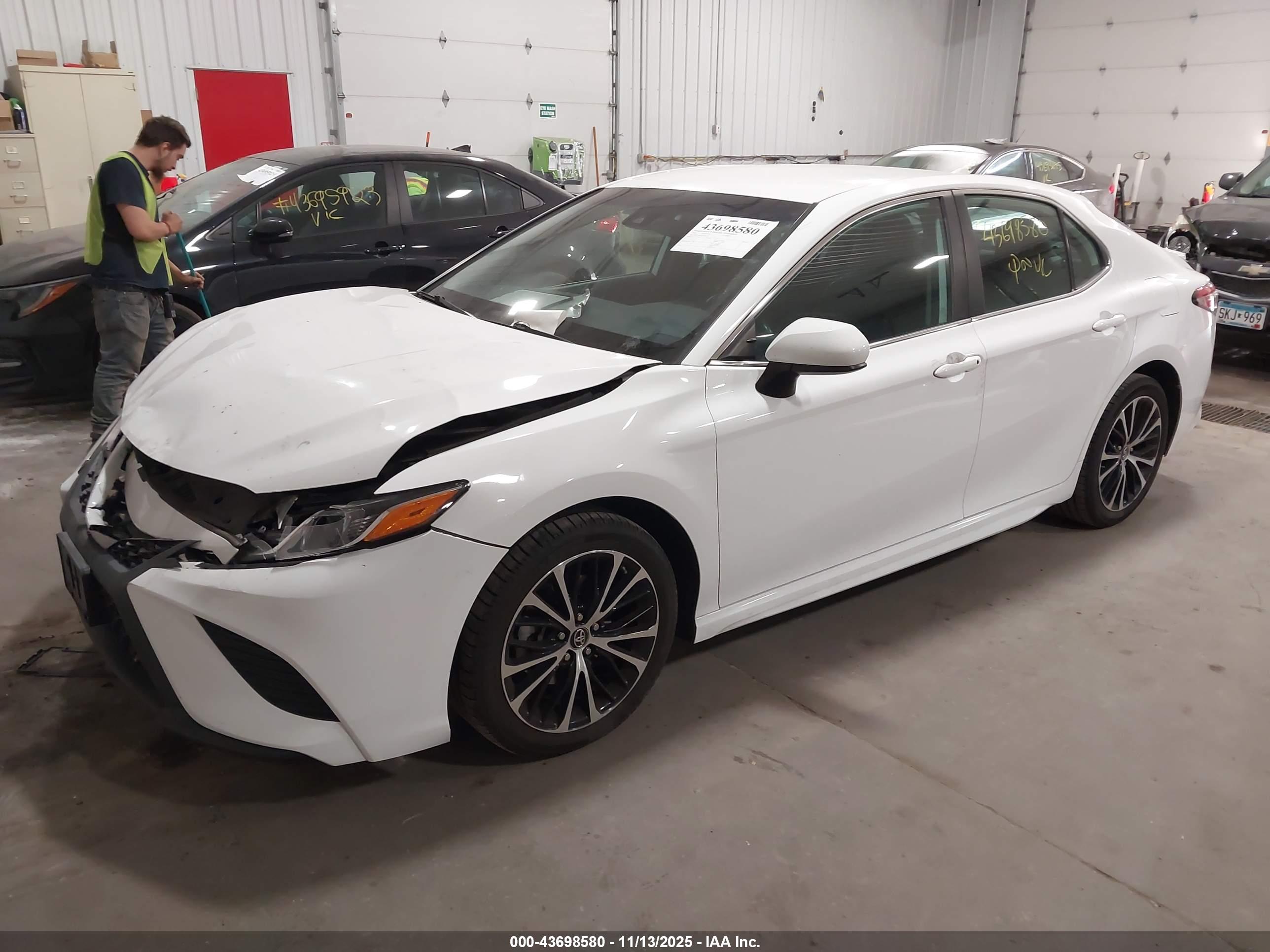 TOYOTA CAMRY image 2