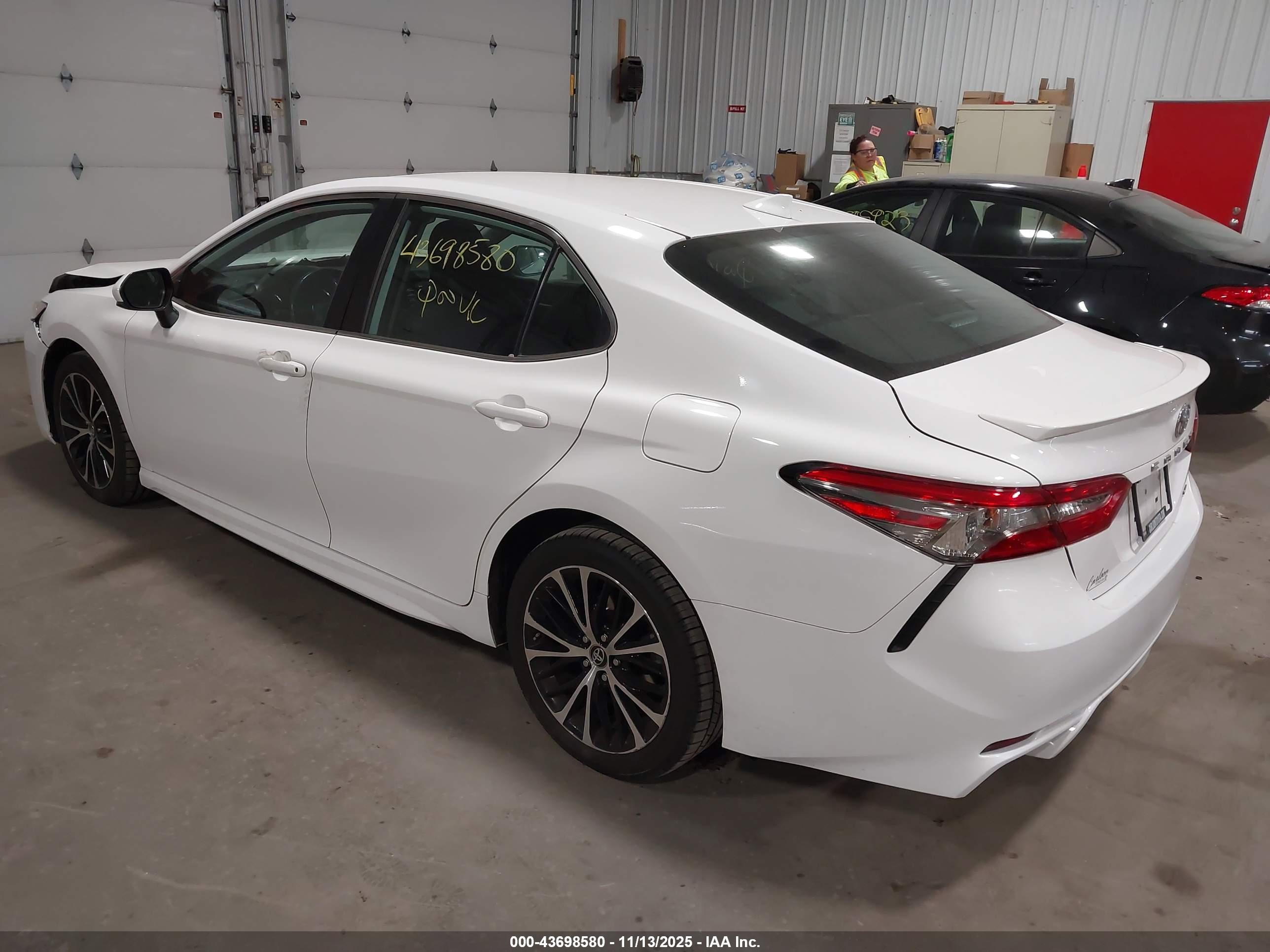 TOYOTA CAMRY image 3
