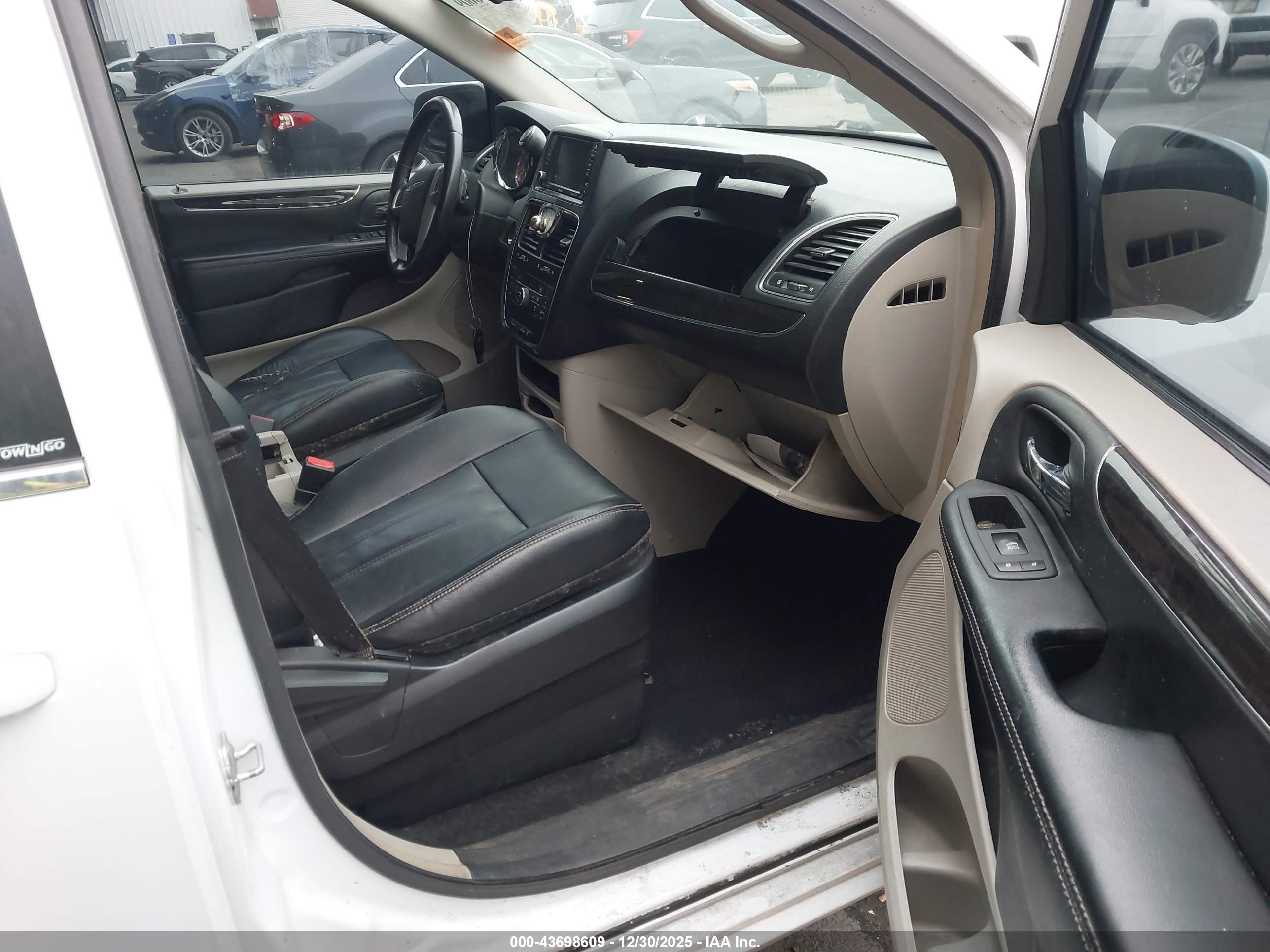 CHRYSLER TOWN image 5