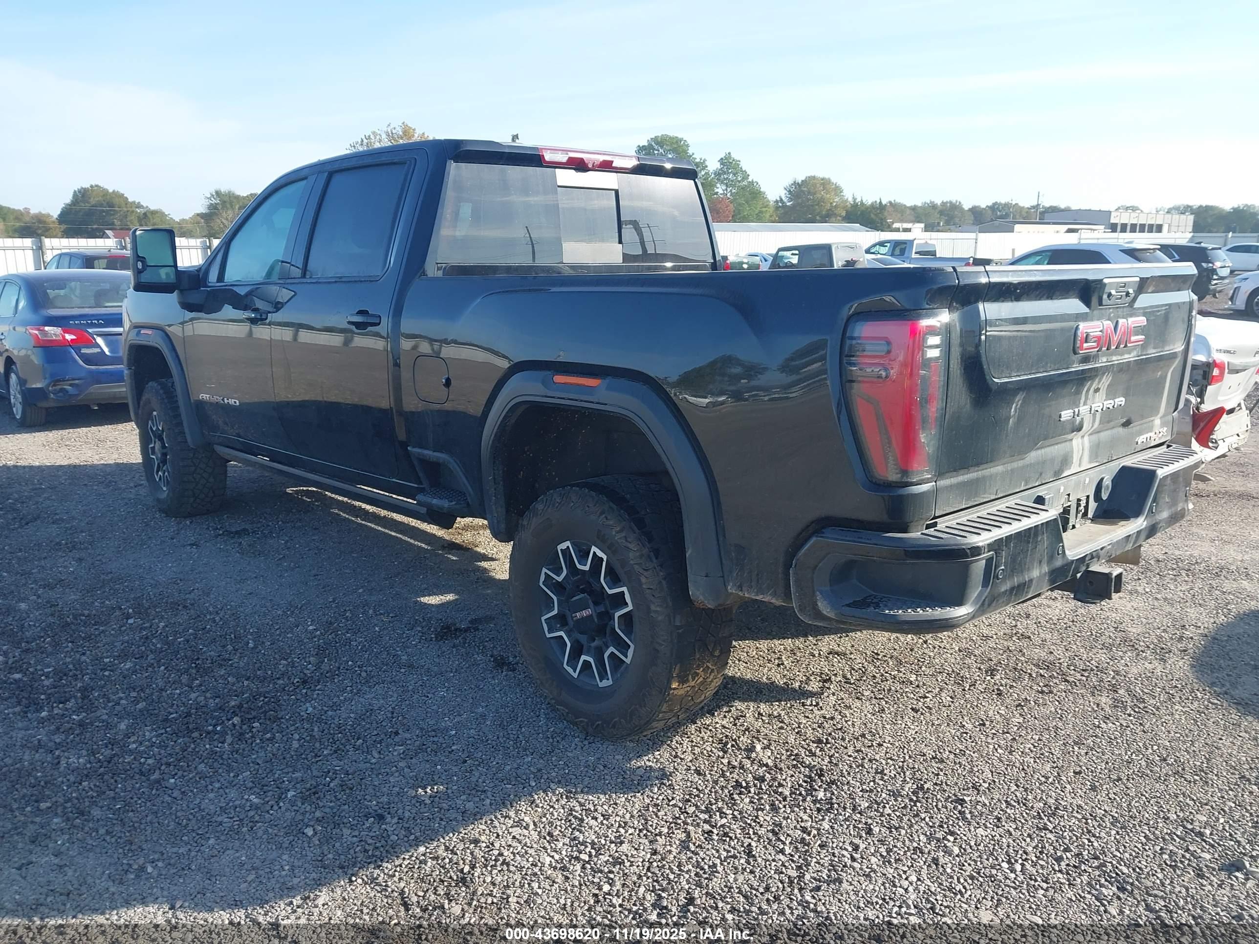GMC SIERRA image 3