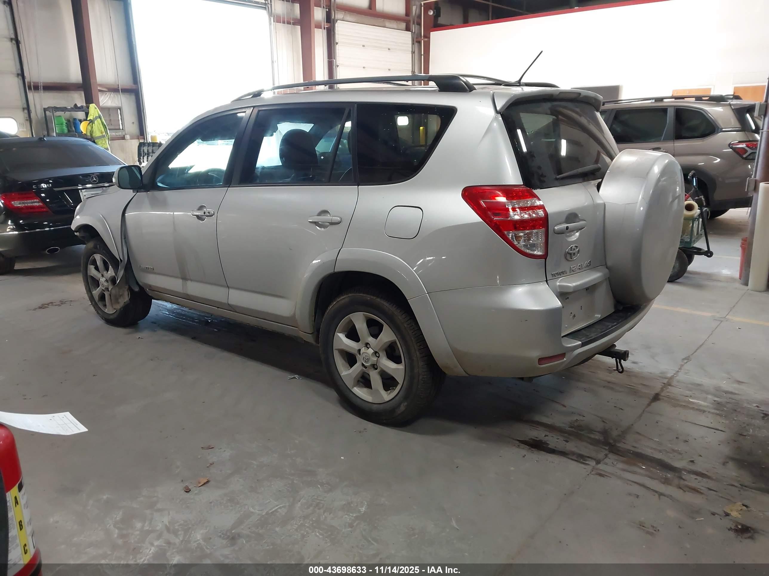 TOYOTA RAV4 image 3