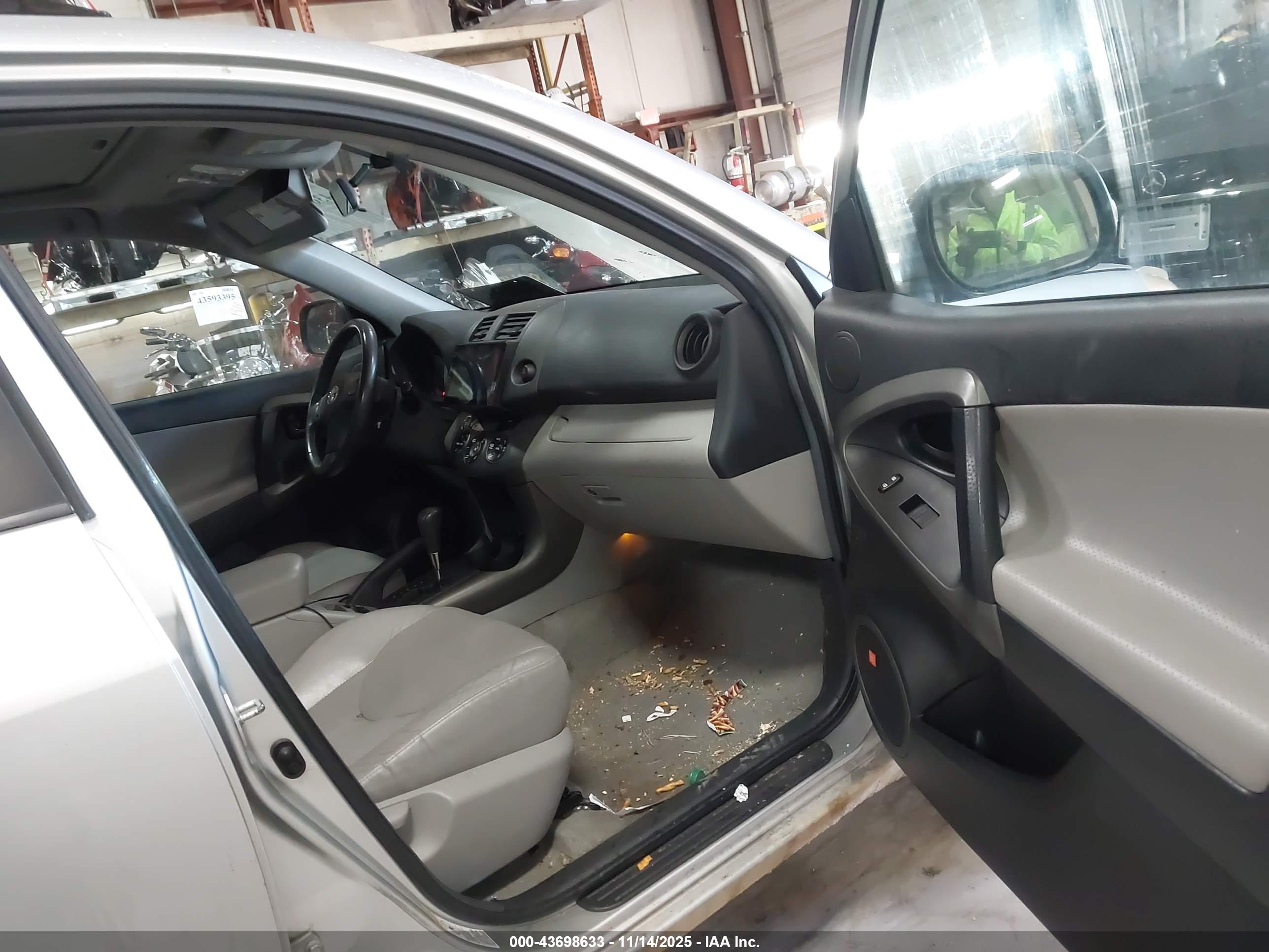 TOYOTA RAV4 image 5
