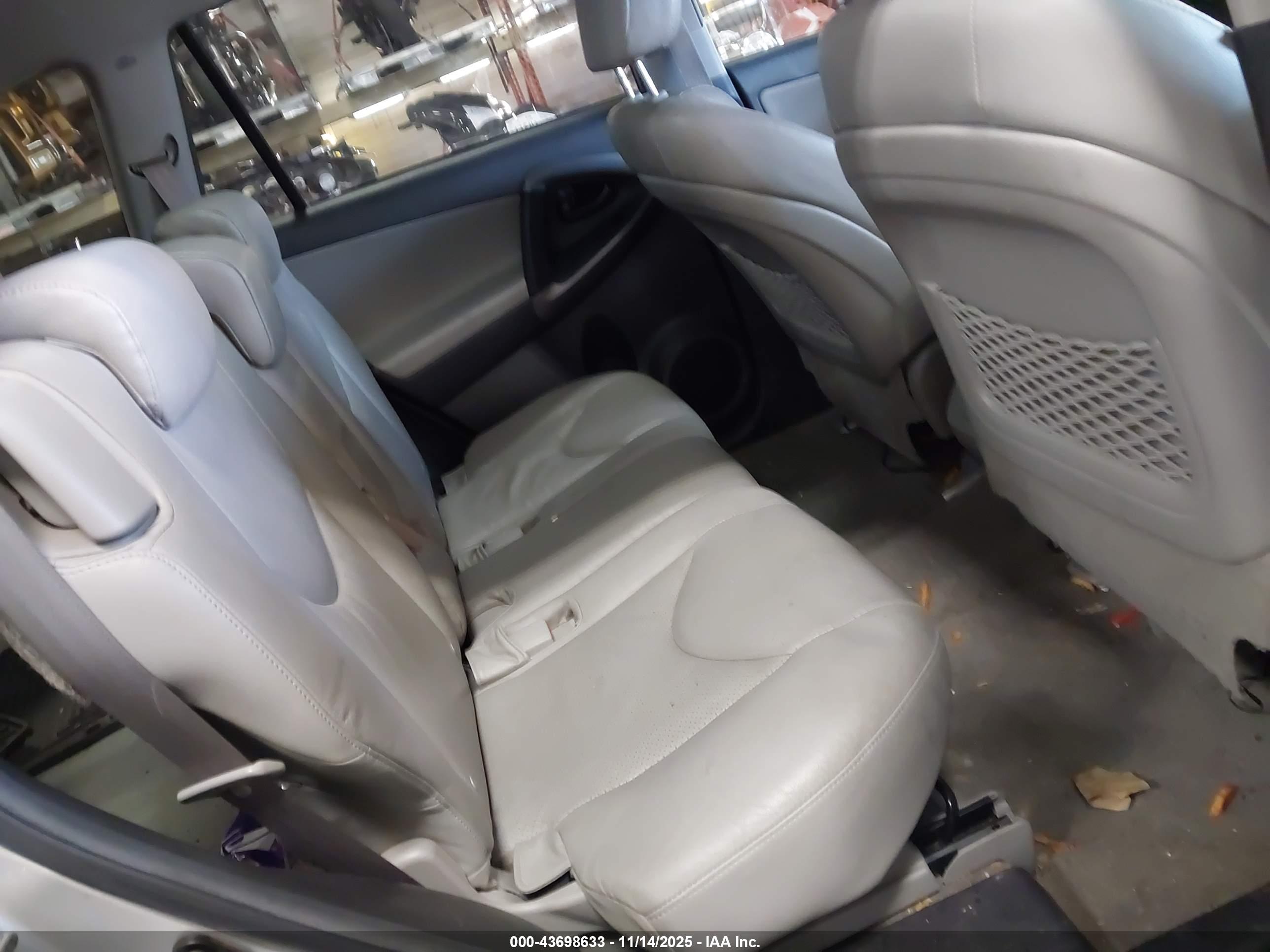 TOYOTA RAV4 image 8