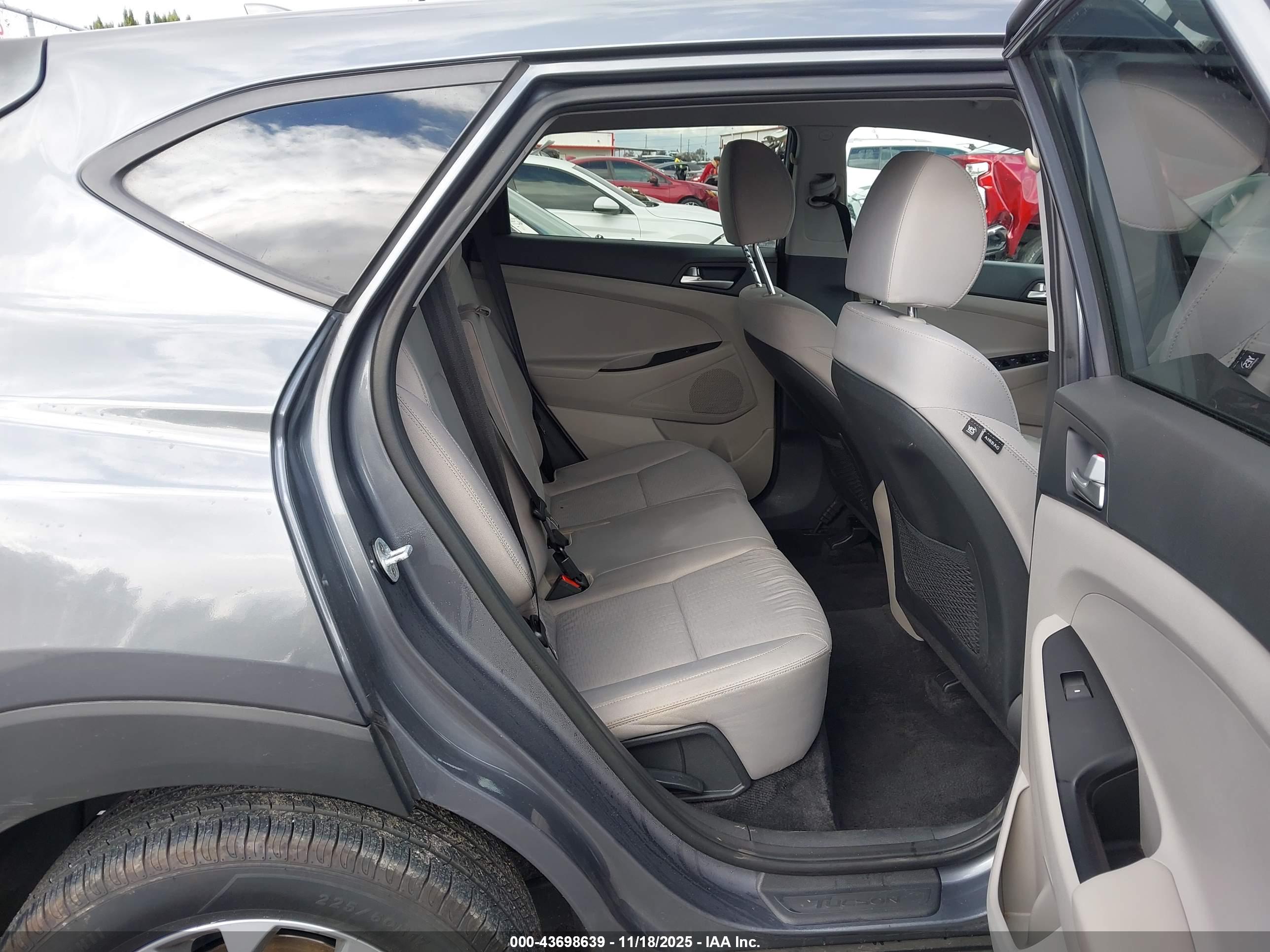 HYUNDAI TUCSON image 8