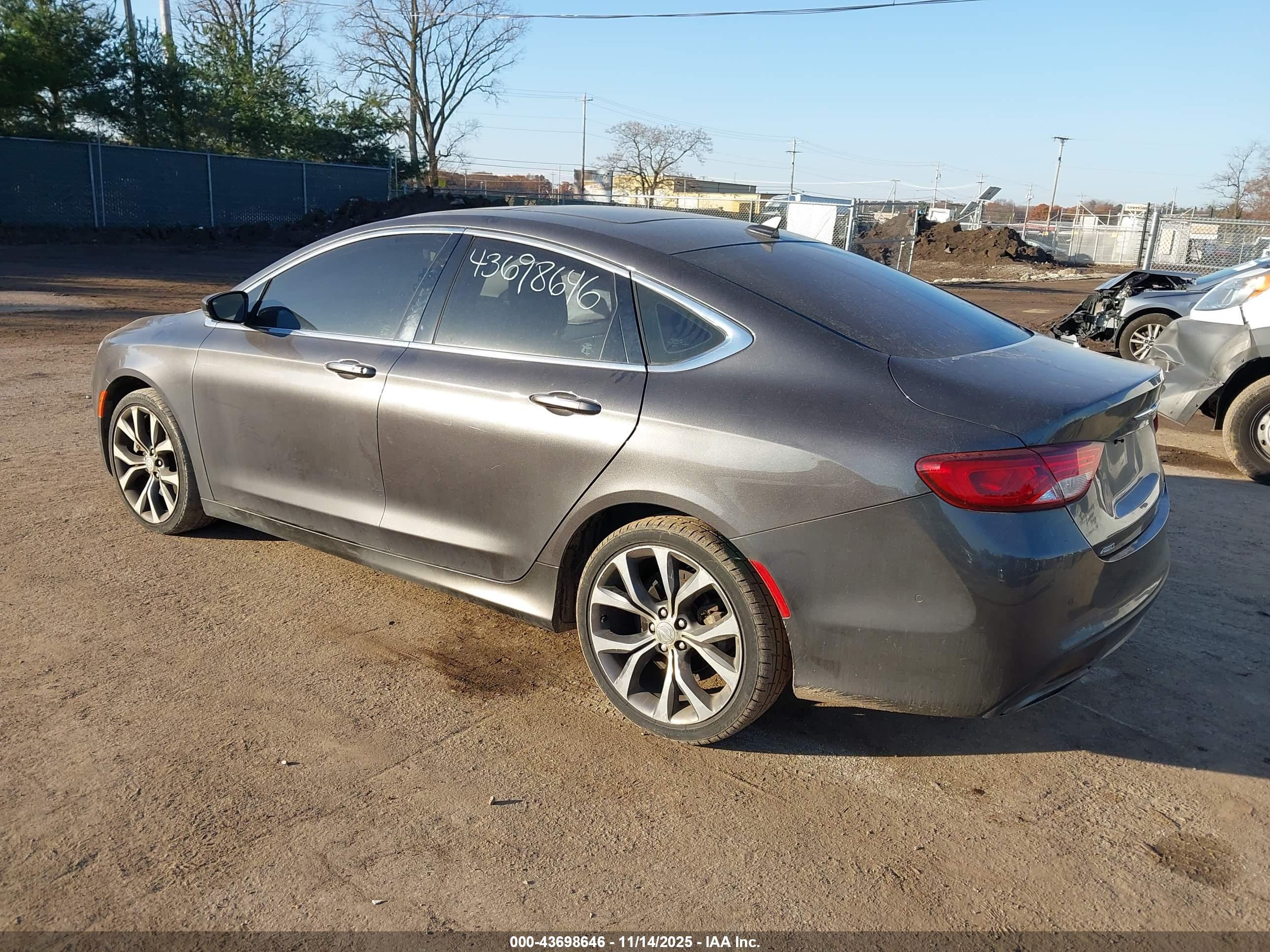 CHRYSLER 200 image 3