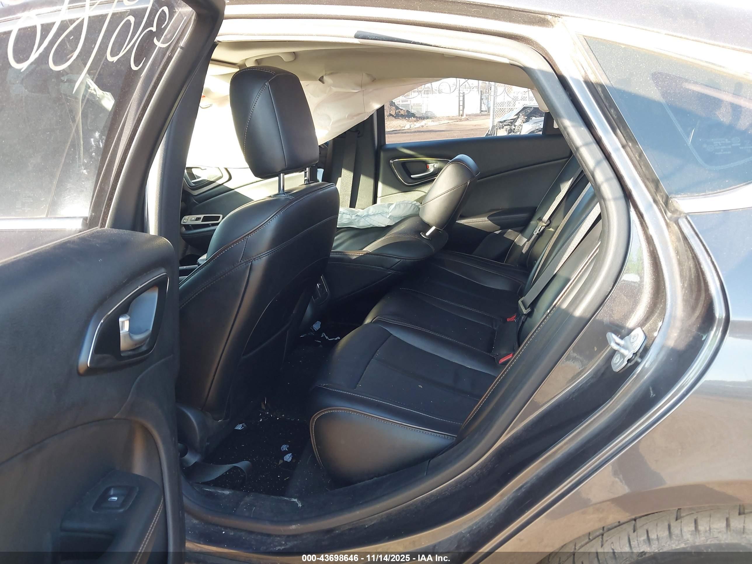 CHRYSLER 200 image 8