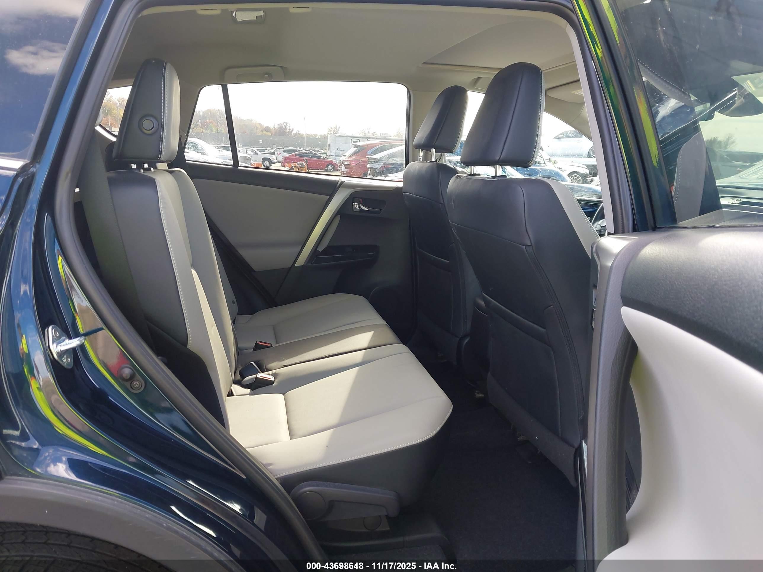 TOYOTA RAV4 image 8