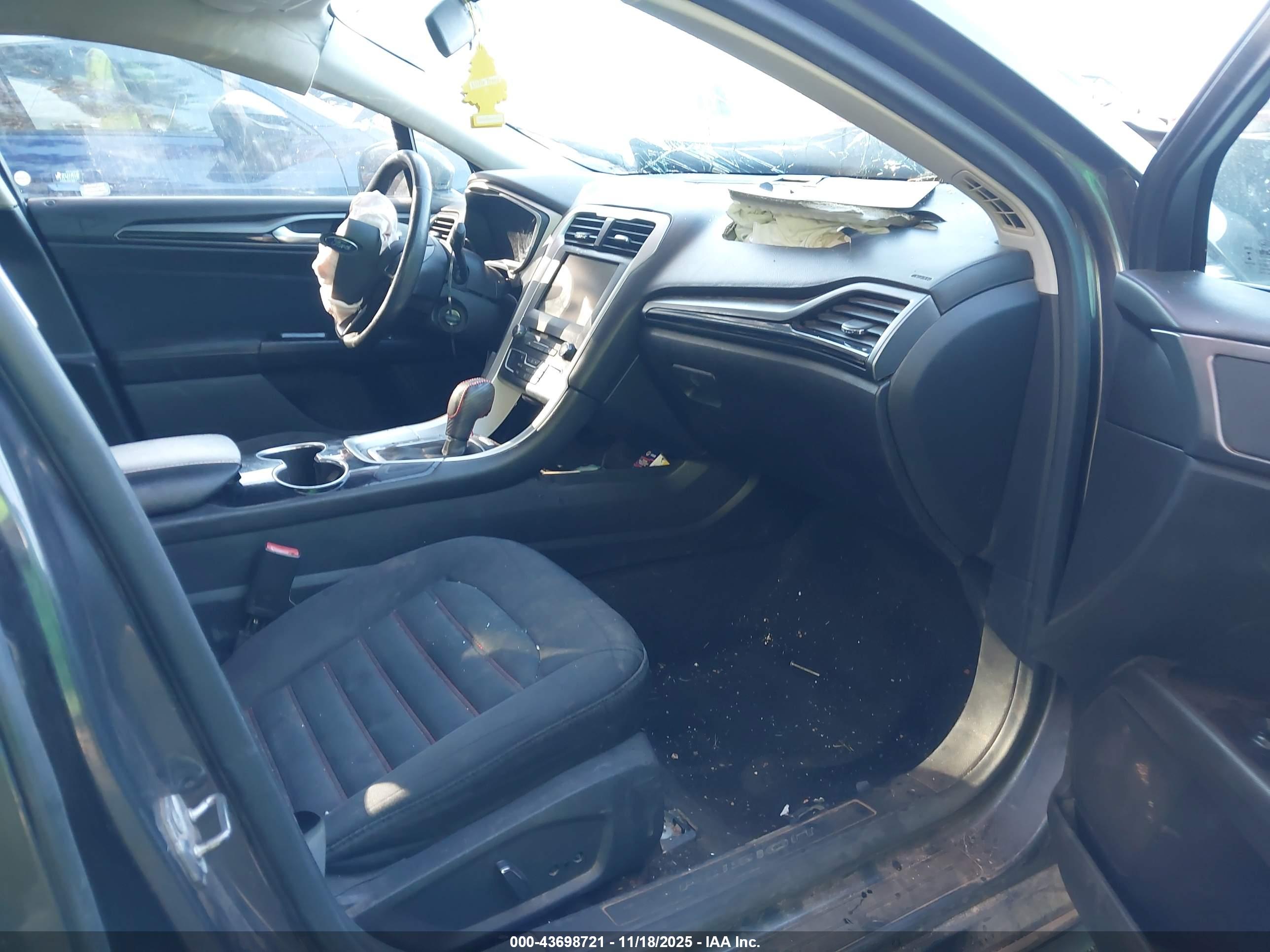 FORD FUSION image 5