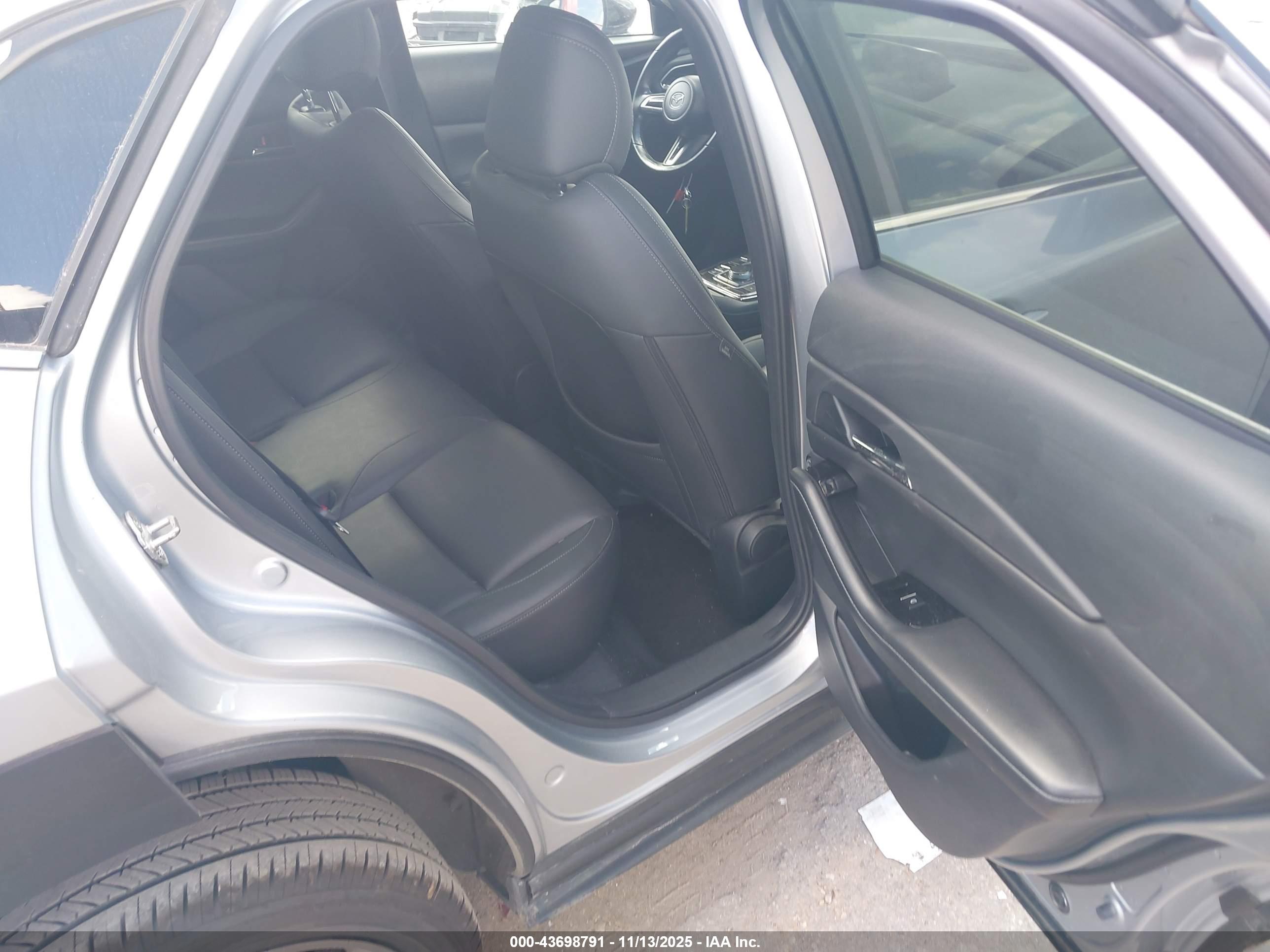 MAZDA CX-30 image 8