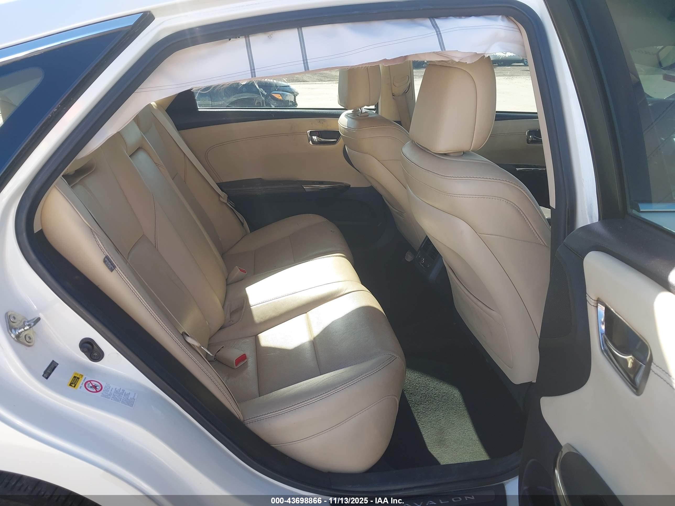 TOYOTA AVALON image 8