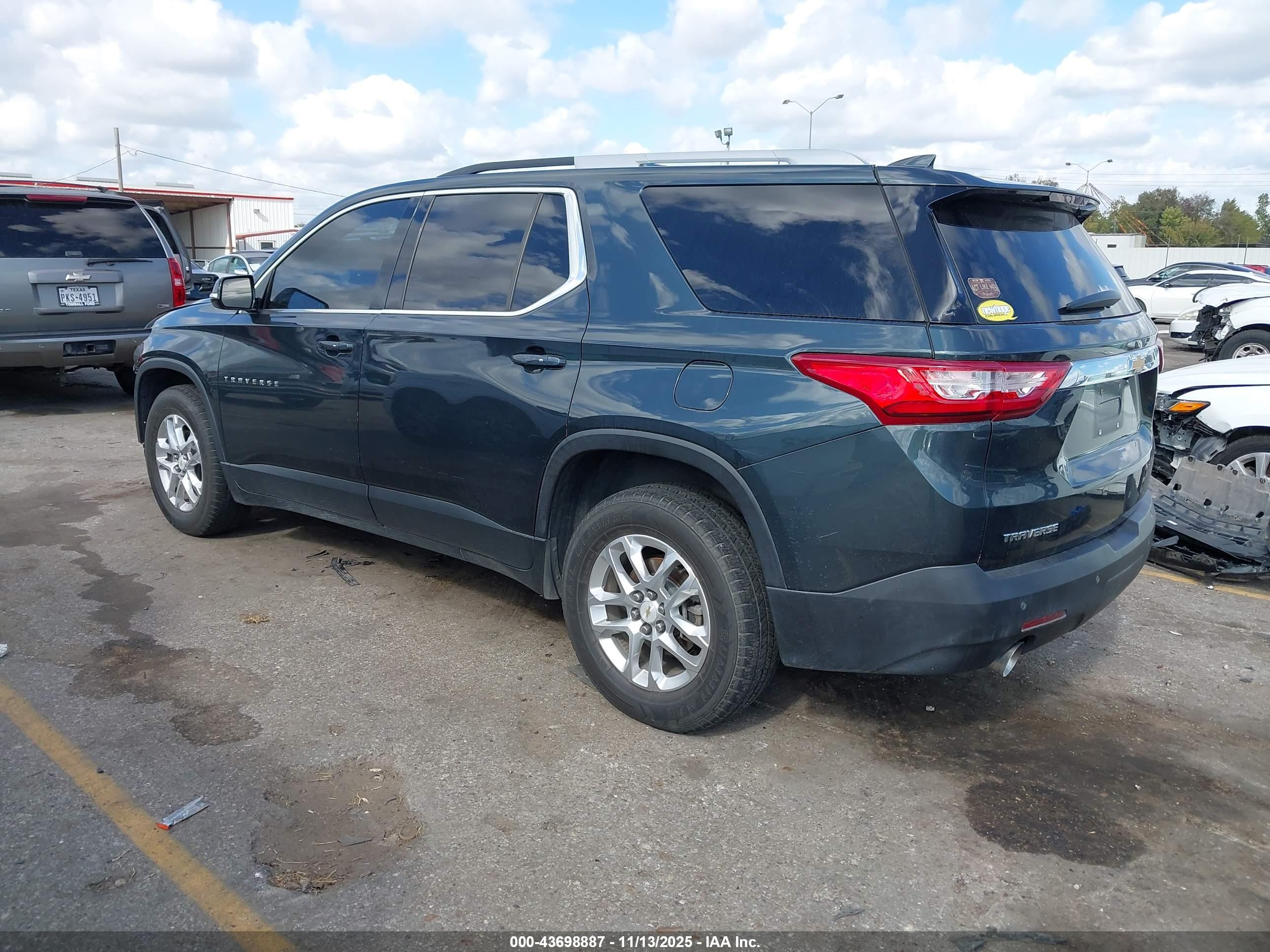 CHEVROLET TRAVERSE image 3