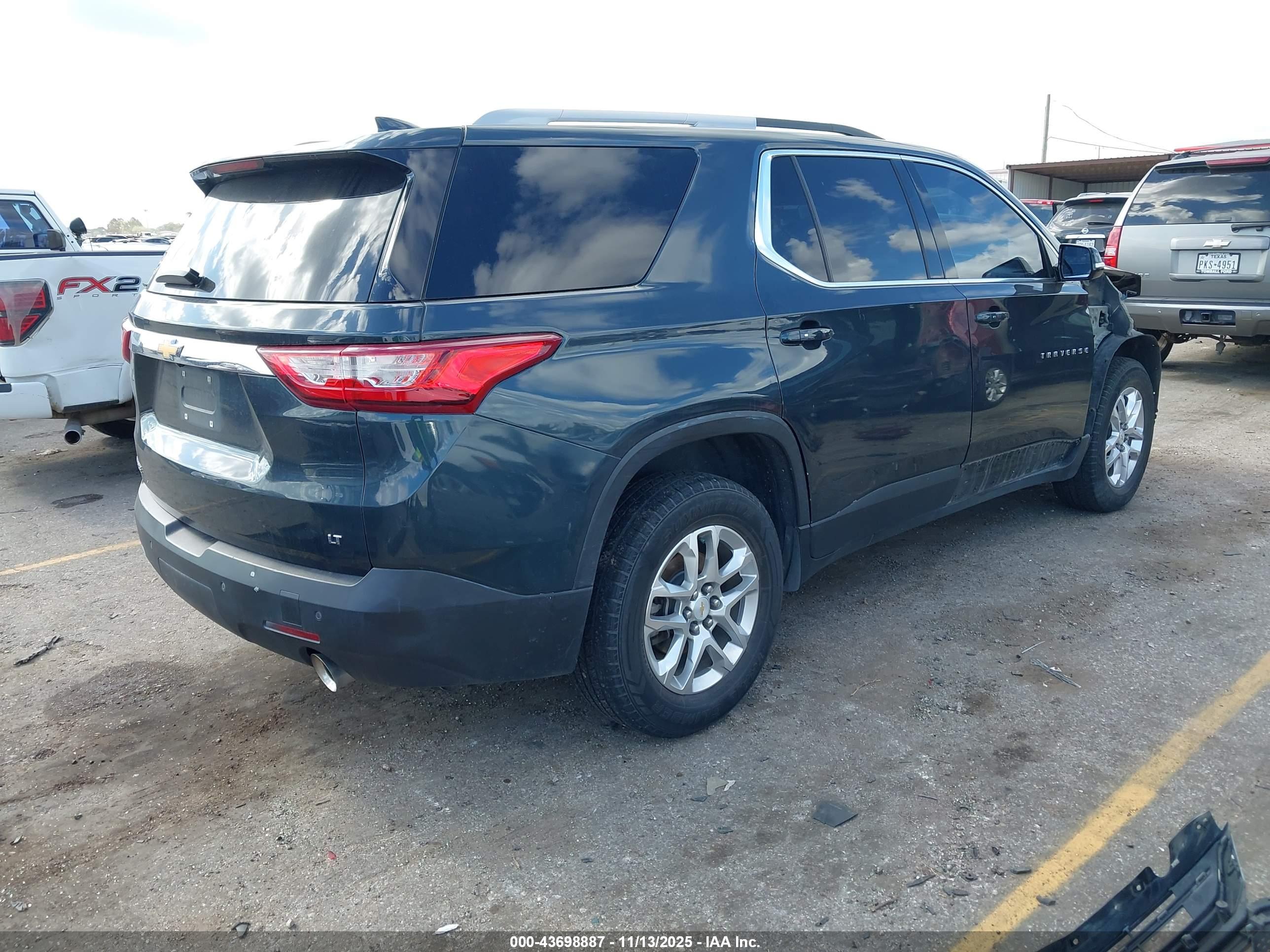CHEVROLET TRAVERSE image 4