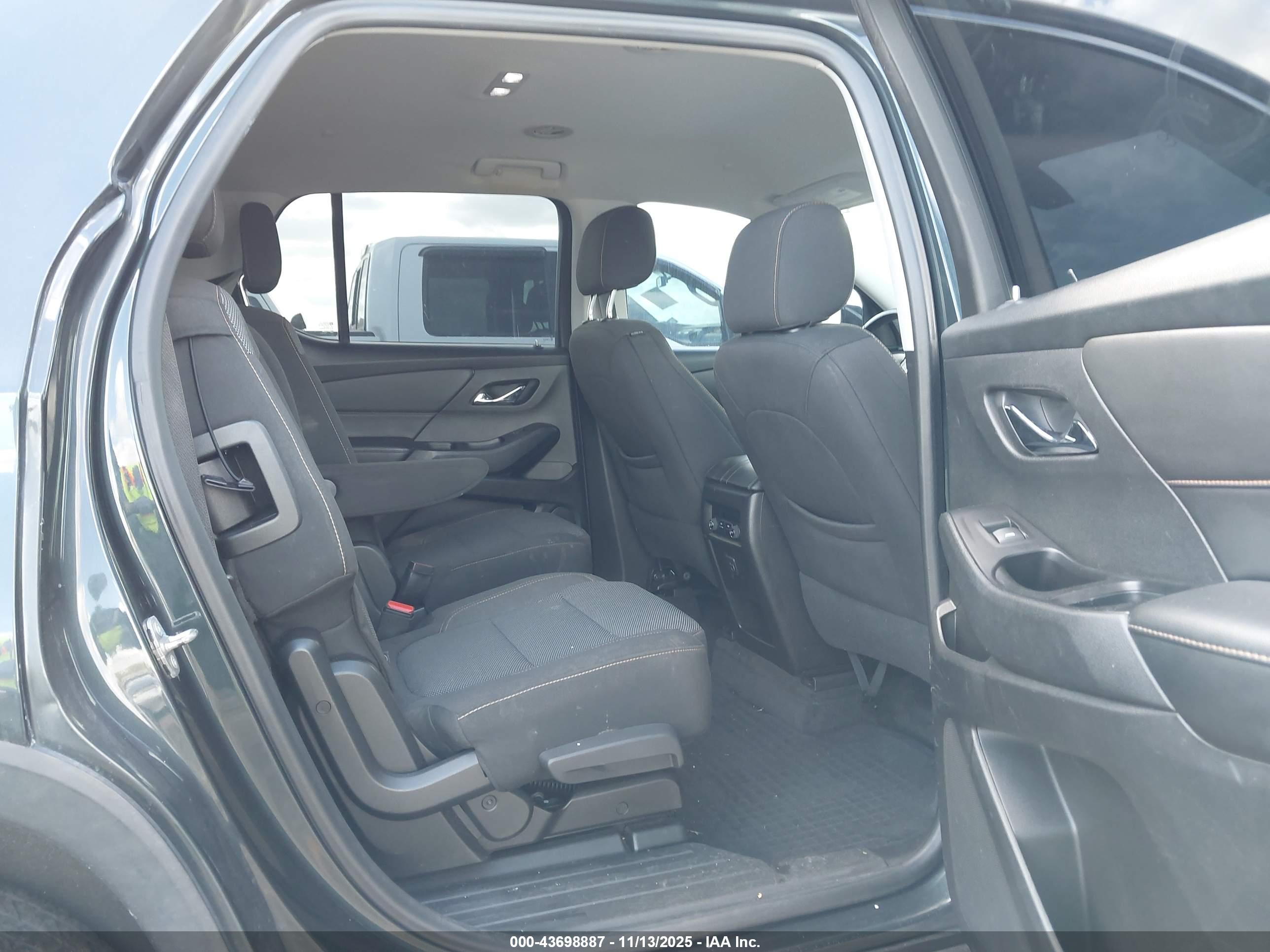 CHEVROLET TRAVERSE image 8