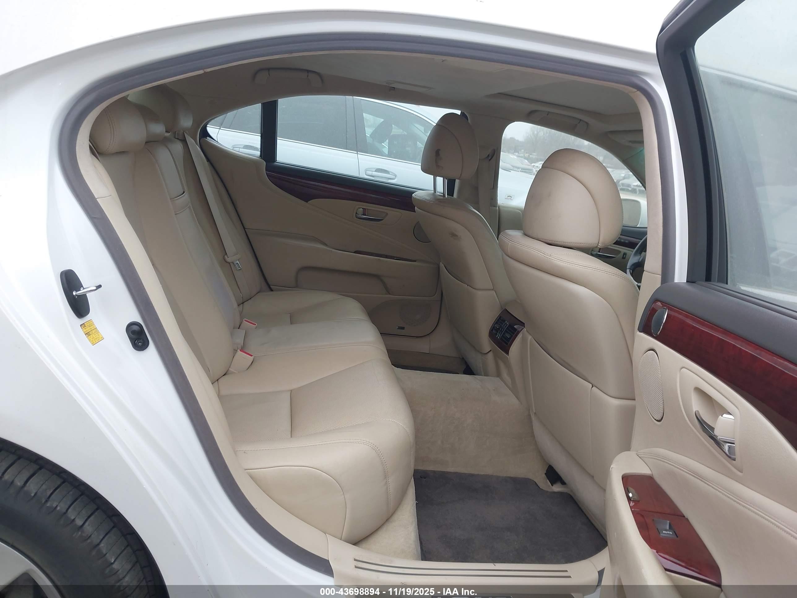 LEXUS LS image 8