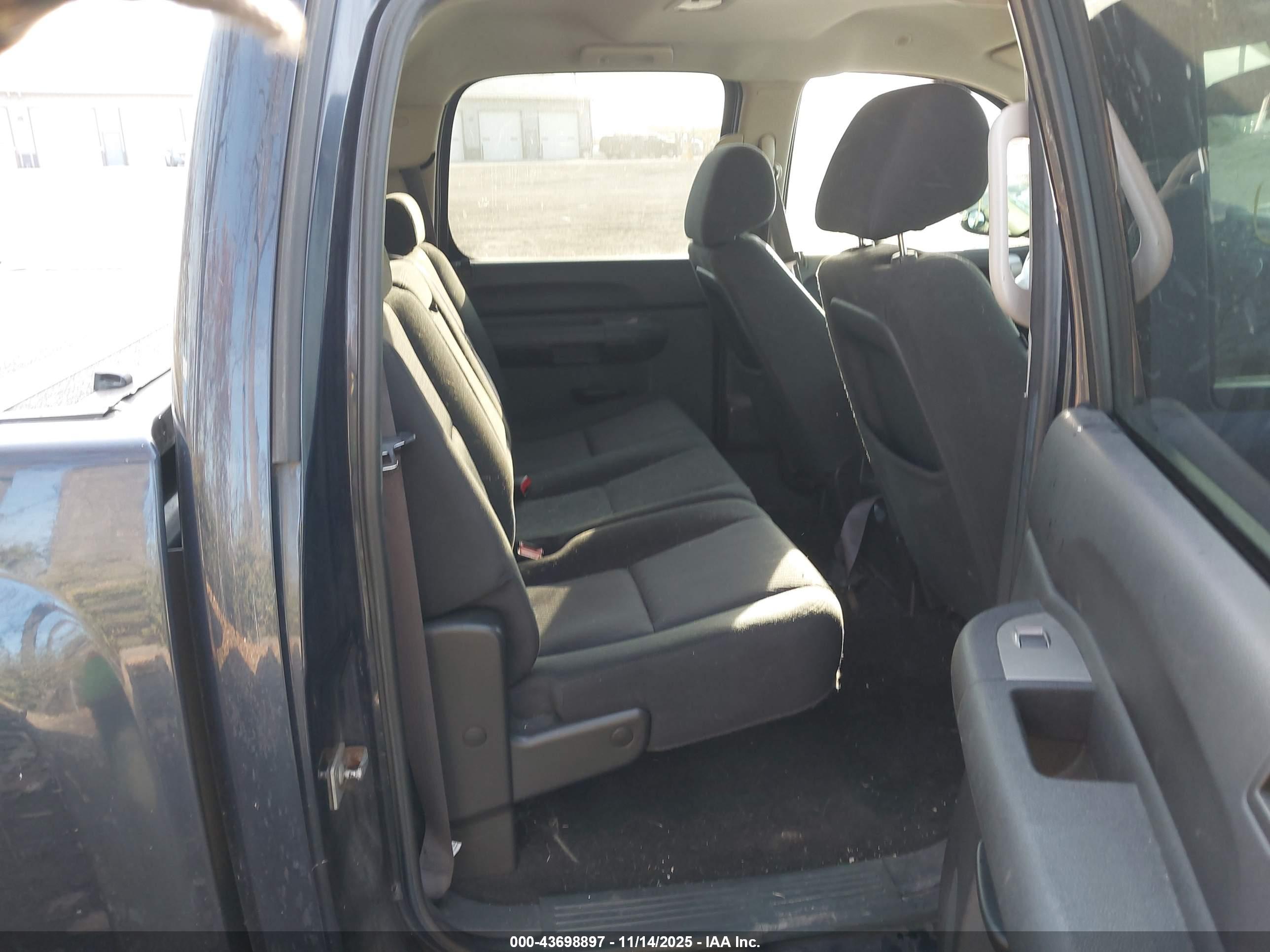 CHEVROLET SILVERADO image 8
